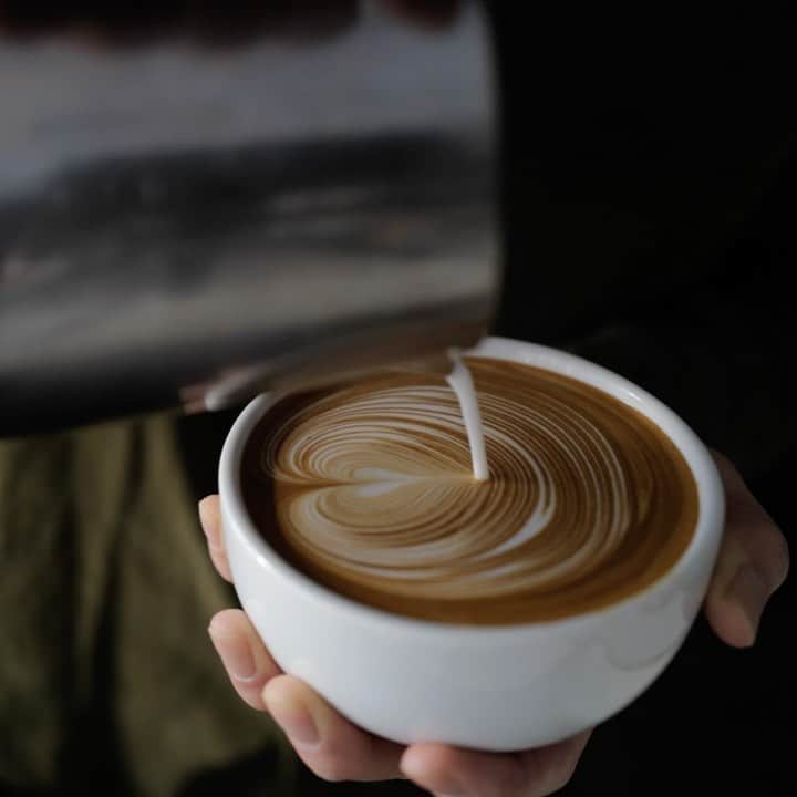 山口淳一のインスタグラム：「Good morning slo-mo. ライカでムービー撮ってみたら、何故か設定がスローモーションになっていた。 最後の表面ゆらゆらが良い感じですが、インスタにアップしたら画質落ちるので、実際の良さは伝わりません。 というか今日も寒すぎです。 — #japan #kyoto #here #coffee #herekyoto #canele #latte #latteart #slayer #espresso #roasting #glass #日本 #京都 #京都カフェ #コーヒー #カヌレ #ココカヌレ #ラテアート #アート #スレイヤー #エスプレッソ #焙煎 #バリスタ #お取り寄せ #お取り寄せスイーツ #leicaq2  #leica #leicaphotography」