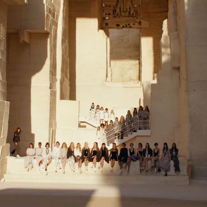 のインスタグラム：「Congratulations on such a beautiful collection and the show @chanelofficial @virginieviard  #ChanelCruise  本当に全部シルエットが美しくて無駄がなく、 だけどとても開放的なコレクションでした。 光と影の表現もとても美しかったです。 少しパンクな要素も感じられてかっこよかったです！」