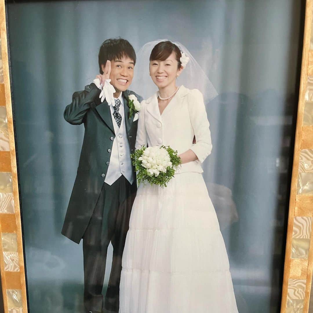 名倉潤のインスタグラム：「今日は結婚16周年💒 妻にはバックと手紙を渡しました。それだけでは足りないくらい妻にはいつもいつも感謝しかありません🥲 これからもこんな俺やけどこれからもよろしくお願いします🤲 #結婚記念日 #こどもの日フォト」