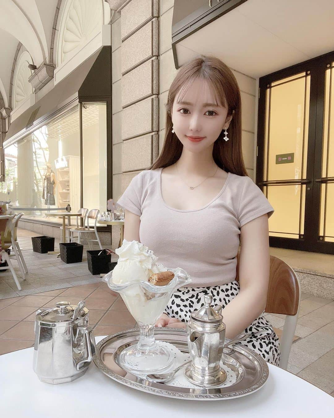 のインスタグラム：「神戸カフェ🕊🕊‪𓂃 𓈒𓏸◌‬  こないだ神戸行った時にいったカフェ なんだけど、神戸の中で1番好きなカフェ♡  混むし人気だし、教えたくないけど（笑） 教えちゃうね♡♡アイスにコーヒーかけて食べる アフォガートがオススメだよ🥚🏹♡  神戸大丸の1Fにあって、テラス席がおすすめだよ🕊  暑くならない今の時期が1番 テラス席は、気持ちいいから是非行ってみて🌿  #神戸#神戸カフェ#神戸ランチ#神戸大丸 #アフォガート#アイス#caffera#神戸デート #デートコーデ#キレイめコーデ#Darich#Kobe」
