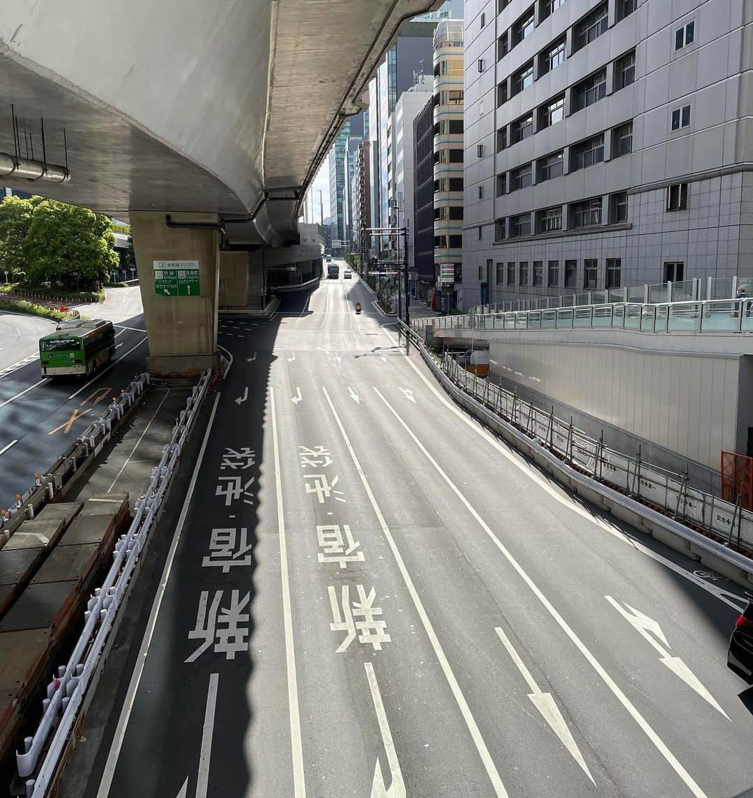 東野幸治のインスタグラム：「朝の渋谷の歩道橋から246をパシャ。 東京大神宮をパシャ。 GW中、やることがない。」