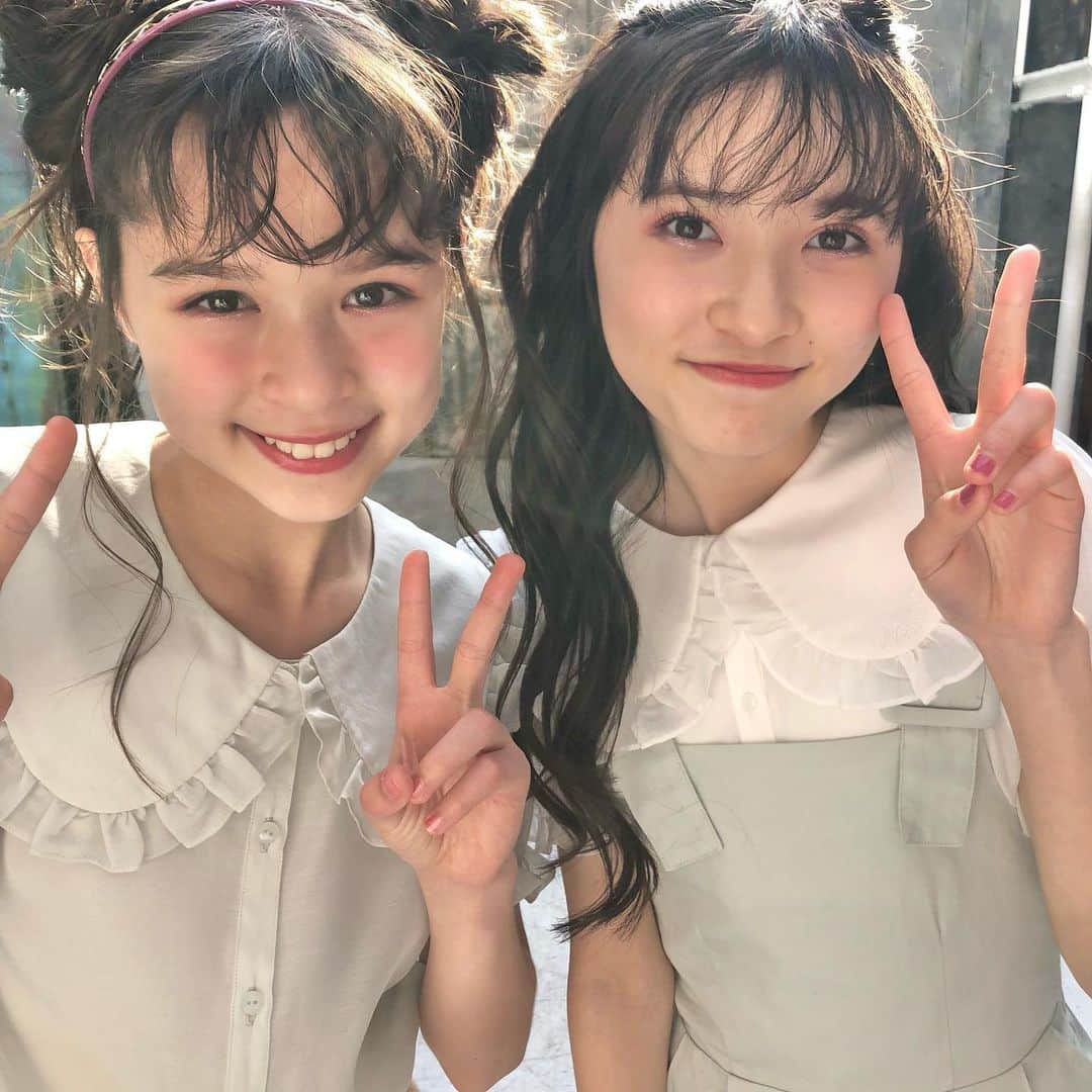 ニコ☆プチのインスタグラム：「🕊🍀🤍 . 色ちがいのブラウスでリンクコーデ👭なアリス&ハルハ💫 . ハルハ、アリス先輩とのツーショットでうれしそう🤭💘 . #桧山ありす #星名ハルハ」