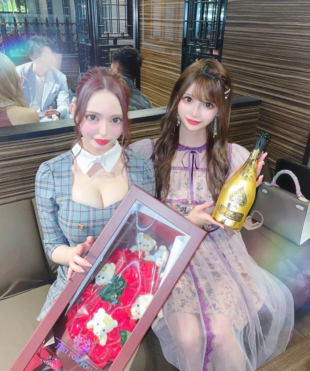 桜咲乃愛さんのインスタグラム写真 - (桜咲乃愛Instagram)「NOWで前働いていたかおるちゃんがLASTということで♥️お疲れ様言いに行ってきた🥰💓✨  いつまでもかわいい後輩です🧸💓💐  一緒に行ってくれたお客様、ありがとうございます🥰♥️  かおるちゃんが働いてた時に1番良くしてくれていた人だったから絶対一緒に行きたかったんだ〜🥰💖🌸 行けてよかった！🥂🌸皆だいすき🥰🥂💓  いつも感謝してます🥰💋💓  ワンピースは @sucredouceur_official 🌸  #アルマンド #キャバ嬢引退#おつかれさま #ありがとう#うれしい」5月5日 10時45分 - noasama1101