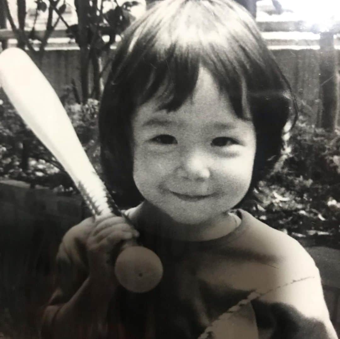 田淵裕章のインスタグラム：「子供の日ですね！ 私の子供時代。歴史を感じます。 相棒のバットとともに⚾️  #フジテレビアナウンサー  #子供の日 #野球」