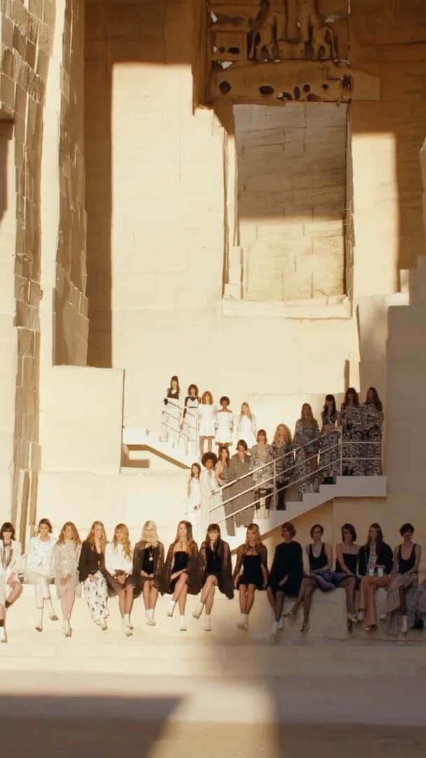 フィービー・トンキンのインスタグラム：「The show was beyond #ChanelCruise  @chanelofficial so beautiful congratulations Virginie ✨✨」