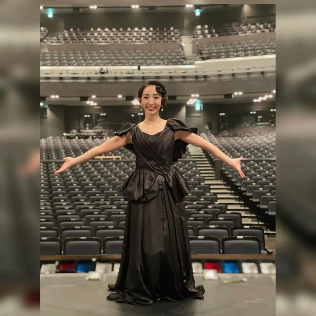 咲希あかねのインスタグラム：「『エリザベートTAKARAZUKA25周年スペシャルガラコンサート』 本日#千秋楽 です✨  天気も#望海フート閣下 様がいい感じに妖しくしてくれている😏？笑  25年前、 まだ『エリザベート』がこんなに当たり前ではなかった時期に、その礎を築いて下さった上級生の方々… そして、再演の度にその意志を継ぎ作品を深めて下さった方々… その作品や役に対する想いと愛を身近で感じながら、同じ空間で役として生きれた事、本当に幸せでした。  その想いを胸に、またここから新しい『エリザベート』が#爆誕 した瞬間に立ち会えた事も嬉しかったです。  舞台は、 作曲や歌詞に込められた役の人生、 そこにオーケストラさんの曲・セット・照明音響などでその役の感情を、 衣装やカツラで時代背景や役の性格を表現してくれます。 それは自分の力ではなく、助けて頂いてる感覚… その有り難さ、楽しさを感じながら、 アニバーサリーver.ではあえて衣装や髪型を変えずにその役を生きる楽しさを味わえました！ 一緒に芝居をする方が変わったり、衣装カツラのあるなしで、自然と自分の声や表情や芝居が変わってるのが面白くて、 改めて演じる事の楽しさを実感できた公演でした！  そして、その世界に入り込み、一緒に泣いて笑って、それぞれの役に寄り添ってくださるお客様あっての私達なんだなと。 客席で感じられない分、コメントなどを読みながらこうしてインスタで繋がれる事が私の支えでした😊ありがとうございます！  この客席にまた沢山の方がいて、マスクがなくて皆さんの泣いたり笑ったりしている姿が見れる日がきますように✨  あと1回も大切に😌  #エリザベート #エリザベートガラコンサート #宝塚 #宝塚og  #名カメラマン #鳩が出ますよ📸 #撮ってくれた😏❤️」