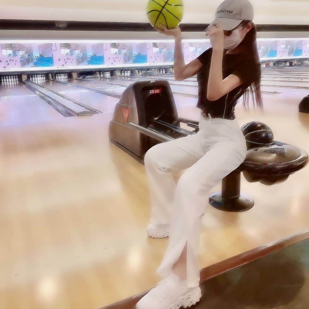 加瀬愛莉さんのインスタグラム写真 - (加瀬愛莉Instagram)「初おろしのパンツ🤍この形が気に入ってる🤞🏻💓 @lucepopo_official  (フィルターミスって画質わるい) ・ #ootd #outfit #fashion #selectshop #instagood #instafashion #dayoff #happyholidays #セレクトショップ #韓国ファッション #ボーリング #スニーカー女子 #スポーツコーデ」5月5日 11時30分 - airi0413_k