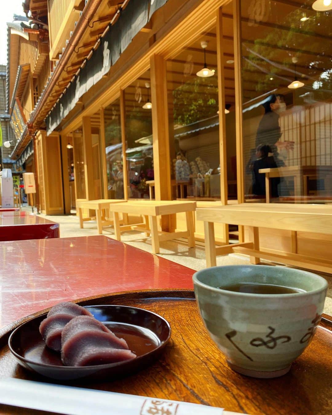 みもれもんさんのインスタグラム写真 - (みもれもんInstagram)「・  Hello ~ ☀️  Thanks to Yokocho near Ise Jingu  It's a picture of when I ate Akafuku Mochi ~ 🤤🍭 ・ ・ こんにちは〜☀️ 伊勢神宮の近くにあるおかげ横丁で 赤福餅を食べた時の写真だょぉ〜🤤🍭 甘いけど出来たては美味しかったなぁ💘 みなさぁぁん！！ＧＷ最終日楽しんで下さぁぃぃ！！ ⊂( ・ ̫・ )⊃三🌈❤️✌️🍋🌙🧠 ・ ・  #mimoremon #camera #Japan #fashion #japanese #2021 #みもれもん #インスタグラビア #ショートヘア #ボブ #カメラ #日本女孩 #大人女子 #おかげ横丁 #三重 #okageyokocho」5月5日 11時33分 - mimore_mon0929