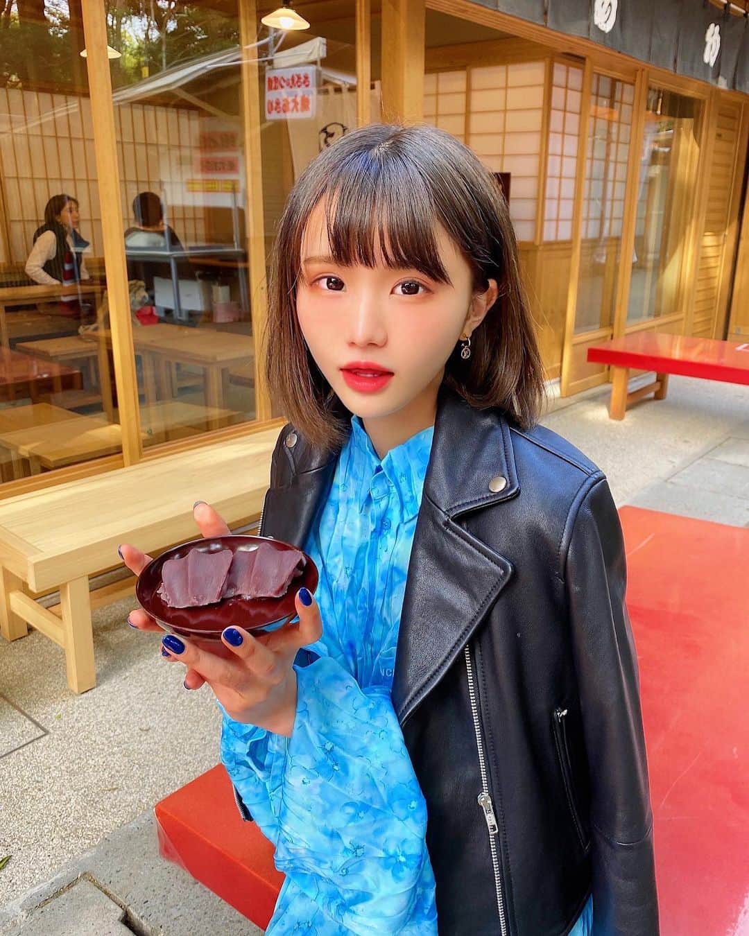 みもれもんさんのインスタグラム写真 - (みもれもんInstagram)「・  Hello ~ ☀️  Thanks to Yokocho near Ise Jingu  It's a picture of when I ate Akafuku Mochi ~ 🤤🍭 ・ ・ こんにちは〜☀️ 伊勢神宮の近くにあるおかげ横丁で 赤福餅を食べた時の写真だょぉ〜🤤🍭 甘いけど出来たては美味しかったなぁ💘 みなさぁぁん！！ＧＷ最終日楽しんで下さぁぃぃ！！ ⊂( ・ ̫・ )⊃三🌈❤️✌️🍋🌙🧠 ・ ・  #mimoremon #camera #Japan #fashion #japanese #2021 #みもれもん #インスタグラビア #ショートヘア #ボブ #カメラ #日本女孩 #大人女子 #おかげ横丁 #三重 #okageyokocho」5月5日 11時33分 - mimore_mon0929