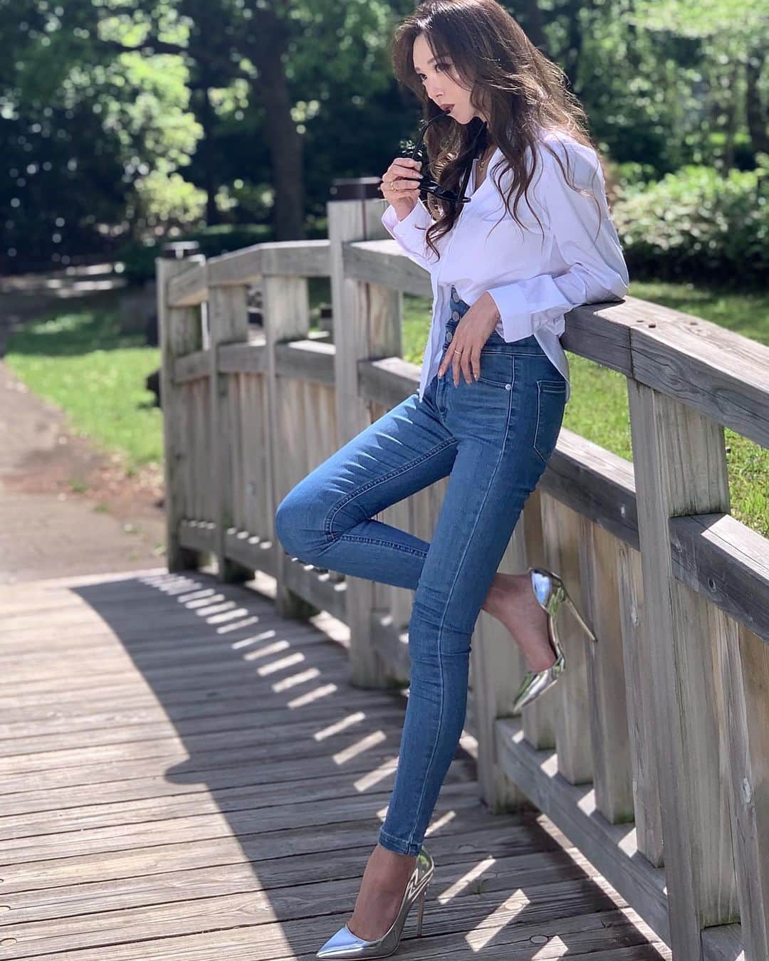 山崎みどりさんのインスタグラム写真 - (山崎みどりInstagram)「2部はマキシ丈のトレンチコート着てたんだけど この日は暑くてすぐ脱いじゃった🙌🏻  なのでシンプルコーデの Whiteshirt & Blue denim & Metallic silver heels  ────────────────────────── #ootd #whiteshirt #bluedenim #metallicsilver #metallicsilverheels #白シャツ#白シャツコーデ#シンプルコーデ#デニムコーデ」5月5日 11時48分 - midori_yamasaki_