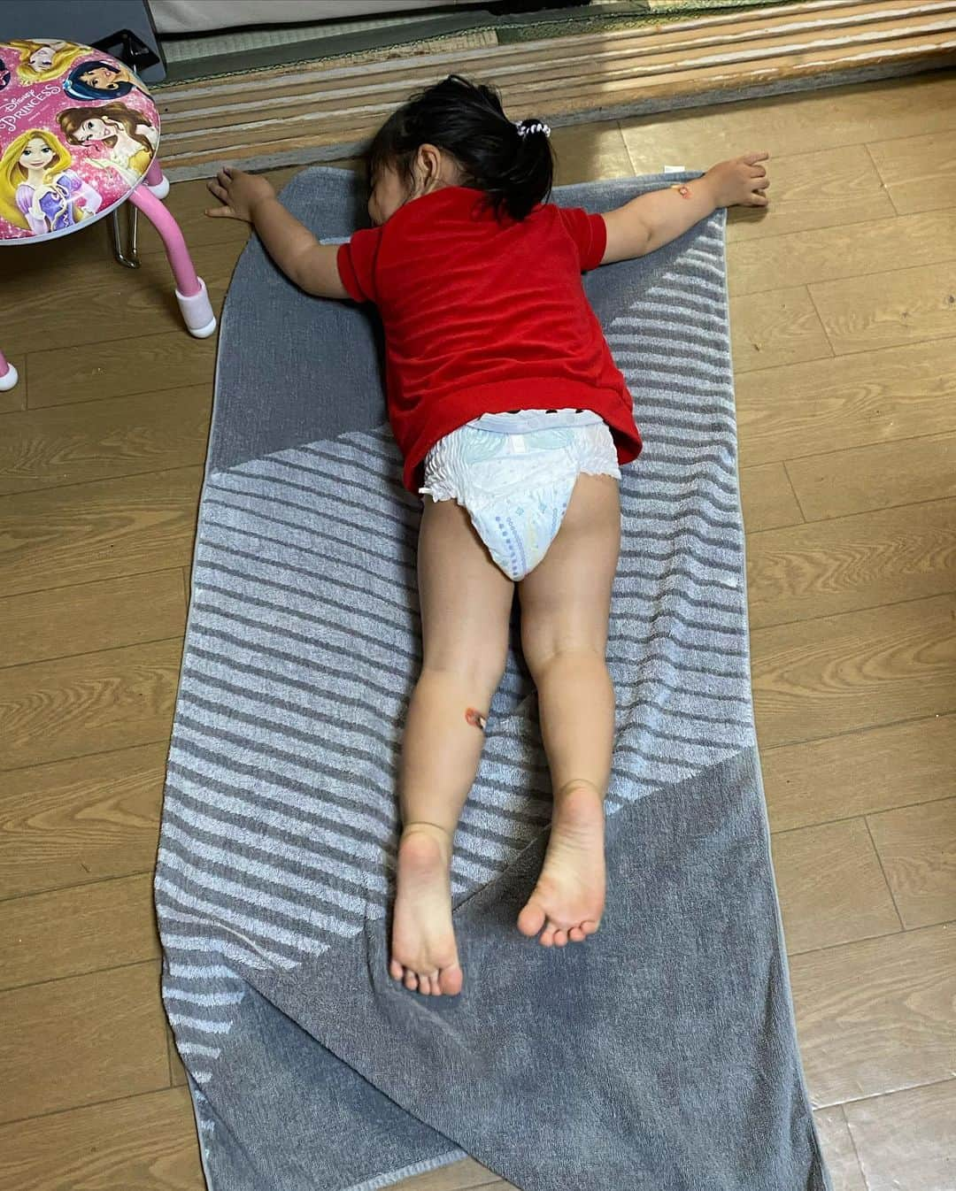 クロさんのインスタグラム写真 - (クロInstagram)「我が家の大好き、ラブリーさっちゃんが﻿ 無事に生後1000日を迎えたので記念写真を﻿ 撮りました〜👧🏽💋﻿ ﻿ たまったまナイスなタイミングで﻿ さっちゃんの最近はまっている﻿ プリキュアのキュアフラミンゴ﻿ たきざわあすかちゃんのコスチュームが届いたので着てみたよ♩∗ ︎*ﾟ 🦩🦩﻿ ﻿ 桃ちゃんの待望の第一子桃太郎くんの﻿ 生まれた日であり、こどもの日に﻿ 私たちの娘、さっちゃんが生後1000日を迎える！﻿ なんだかとっても感慨深い〜﻿ さっちゃんおめでと〜👏🏽👏🏽👏🏽﻿ ﻿ これからもまっすぐ、すくすく、優しくて、﻿ 好奇心旺盛な女の子に育ってください☺️﻿  👉🏽8枚目の動画も可愛すぎw 「ちがーよ？」クセになる人続出中〜 後ろの飾りの雑さはご愛嬌👐🏽 ﻿ #生後1000日 #プリキュア #キュアフラミンゴ #クロピータニ #コスプレ #家族写真 #familyphoto #毎日がスペシャル #愛おしい瞬間 #キッズコーデ #smiling #可愛い #ありがとう #ファッション #大好き #tokyo #コーデ #女の子ママ #ママリ#コドモノ #子どもの日常をもっと写真に #mamagirl #ママカメラ #おやこーで #リンクコーデ #cordinate #親バカ部 #あいのり #ちびクロコーデ #ちびクロdiary﻿」5月5日 17時14分 - kuro_risa