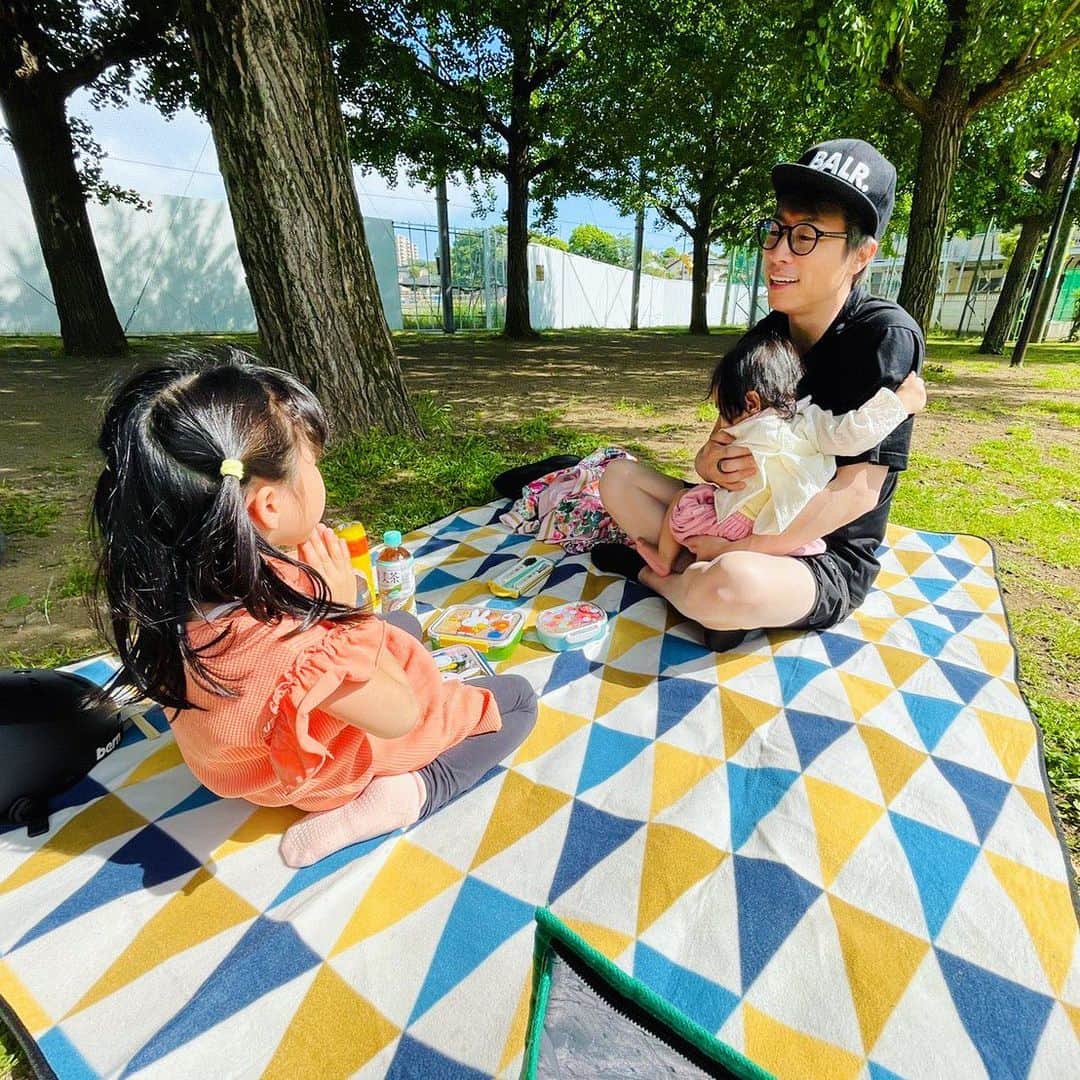 田村淳のインスタグラム：「人のいない場所を見つけて、家族だけでピクニックしています。車で移動して、車で帰っています。このような文章を添えないといけない今の状況下が早く終わりますように…久しぶりの日光に長女リヴィはとてもご満悦。日光に当たったからなのか、夜はかなり早めに寝てしまった…太陽すげぇ☀️」