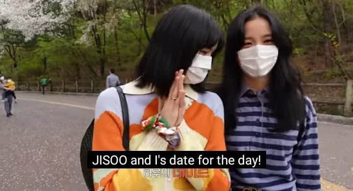 リサさんのインスタグラム写真 - (リサInstagram)「LISA and JISOO date for today!!! 🤏❤️ . . 📣Stream #LILIFILMwithLISOO link on my story . #LISA #JISOO #LALISA #리사 #블랙핑크 #BLACKPINK #LALISAMANOBAN #LALISAMANOBAL #blackpinklisa #lisablackpink」5月5日 12時33分 - lisa.blackpink