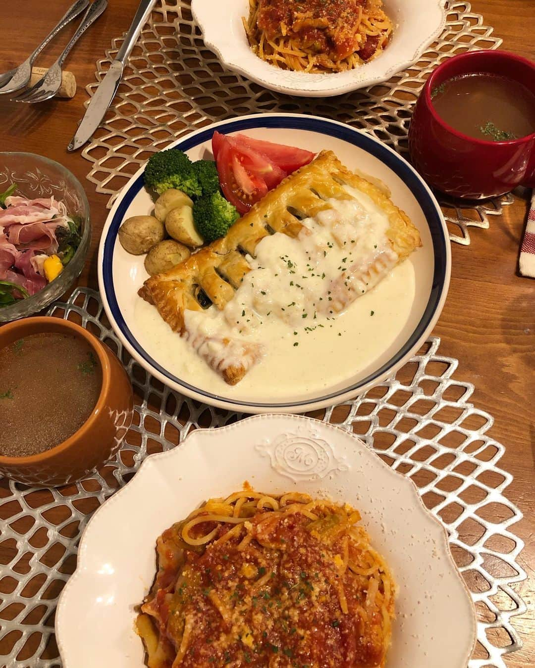 神咲詩織のインスタグラム：「・ ・ ・ ・一昨日の晩ご飯🍽✨(1.2.3枚目) ・ ・ ・ ・豚バラと春キャベツのアラビアータ ・サーモンクリームパイ ・&付け合せお野菜(新じゃがブロッコリートマト) ・ベビーリーフと生ハムとチーズのサラダ ・新玉ねぎとベーコンのコンソメスープ ・ ・ ・ ・使わなきゃなパイシートがありましたので大好きなサーモンクリームパイを焼きました🐟🍽 ・ ・ ・おかずパイって大好きなんだよねー✨ ・ ・パイの中には生サーモンの他に玉ねぎほうれん草しめじをクリーム炒めにした物を入れてます🙌 ・ ・ ・ホワイトソースも手作りですが私は結構面倒くさがりなのでもちろん耐熱容器&レンチンで出来ちゃう簡単ホワイトソースです💪✨ ・ ・ ・お鍋とかで作るとお鍋余分に使わなきゃだし若干こびりつくし焦がさないようについてなきゃだし嫌なんだよね🙃笑 ・ ・ ・ ・そして昨日のお昼ご飯🍽✨(4枚目) ・ ・ ・前夜のパイの中にいれたクリーム炒めと生サーモンが余っていたのでグラタンにリメイク🤓✨ ・ ・ ・美味しかった🤤💕 ・ ・ ・さて、今日は何して何食べようかな、、、 ・ ・ ・とりあえず雨だし家でぼちぼち飲んじゃおかな🤔(雨関係ない) ・ ・ ・皆様も素敵なGWを🙌 ・ ・ ・ #居酒屋こあら #自炊 #晩ご飯 #お昼ご飯 #リメイク料理」