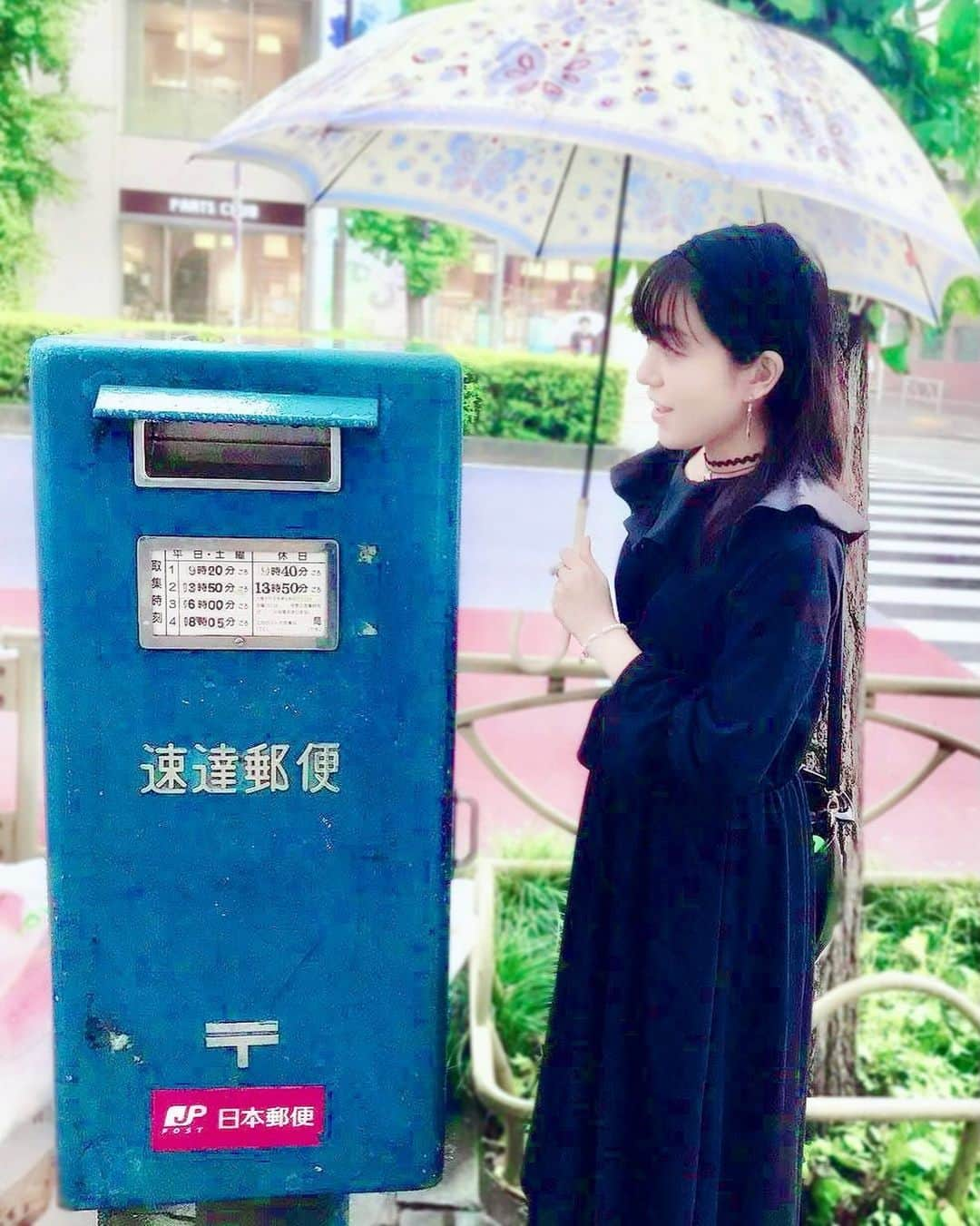 すずきあすかのインスタグラム：「雨降ってきたねー☔️  雨の日は初めて見た速達郵便専用ポストを思い出す📮 色が私好みでお気に入り❤️  #ポスト #post #ポスト好き #ポスト好きな人と繋がりたい #郵便ポスト #速達郵便 #速達郵便ポスト #雨の日 #雨 #傘 #ブラックコーデ #あすにゃんコーデ」