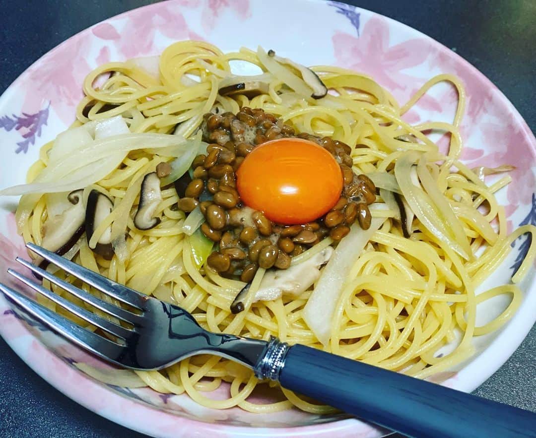ヒラヤマンのインスタグラム：「納豆パスタ。お昼ご飯。 #家が好き #家最高 #一歩も出たくない」