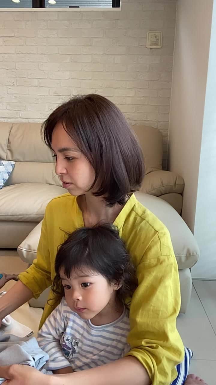 鈴木サチのインスタグラム：「お洗濯に付き合ってくれてありがと うございます！ パパは声だけ登場します😂」
