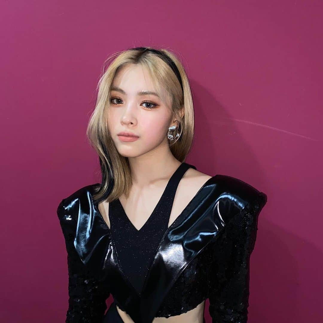 ITZYさんのインスタグラム写真 - (ITZYInstagram)「💣🖤」5月5日 14時06分 - itzy.all.in.us