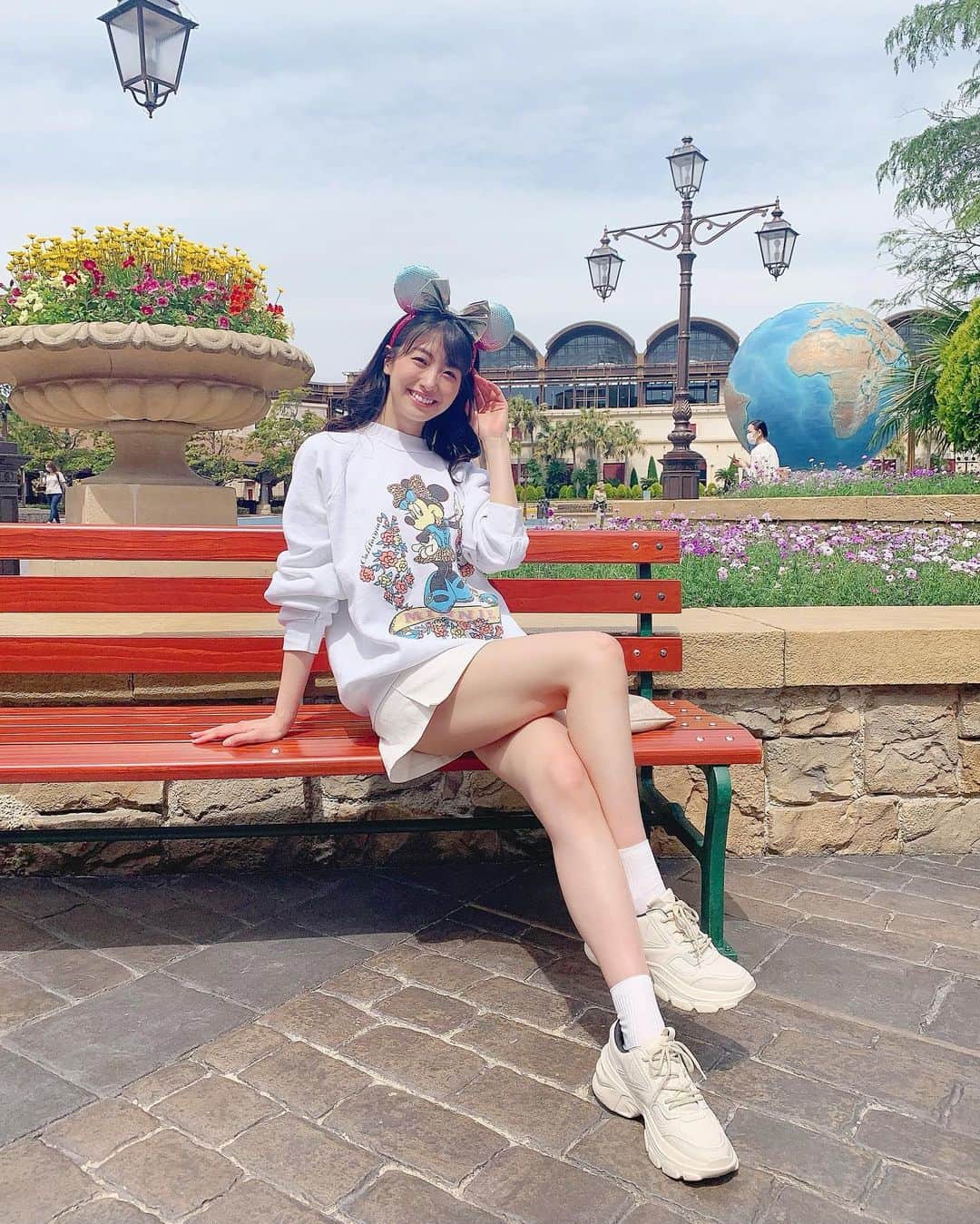 のインスタグラム：「写真撮ってたらキャストさんにポーズ指定されて撮った写真たち🤪🤪☀️(1・2枚目！)と、いつもの関根(3・4枚目)♡ . . このパーカーは古着屋さんで購入した海外のディズニーパーカー♡とてもお気に入り💐裏起毛でめちゃくちゃ暖かいのだけどどうしてもパークで着たくて着たよ♡冬にも着る🥳🥳 . . カチューシャも最近新しく発売されたもの💙 行く頻度落ちたことによって行くたびに新しいグッズあって楽しい🥳🥳💗 . . #ディズニーコーデ 👗💗 tops : 古着屋さん skirt : #dholic #sneakers : #zara . . . この日脚ラン高かった……嬉しい‹‹\(´ω` )/›› . . #tds #tokyodisneysea #tokyodisneyresort #tdr #disneysea #tokyodisney #disney #disneygram #disneyphoto #disneyphotography #disneyoutfit #disneyears #ディズニー #東京ディズニーシー #東京ディズニーリゾート #ディズニーシー #カジュアルコーデ #パーカーコーデ #パーカー女子 #脚 #コーデ記録 #プチプラ #プチプラコーデ #プチプラファッション #outfit #ootd」