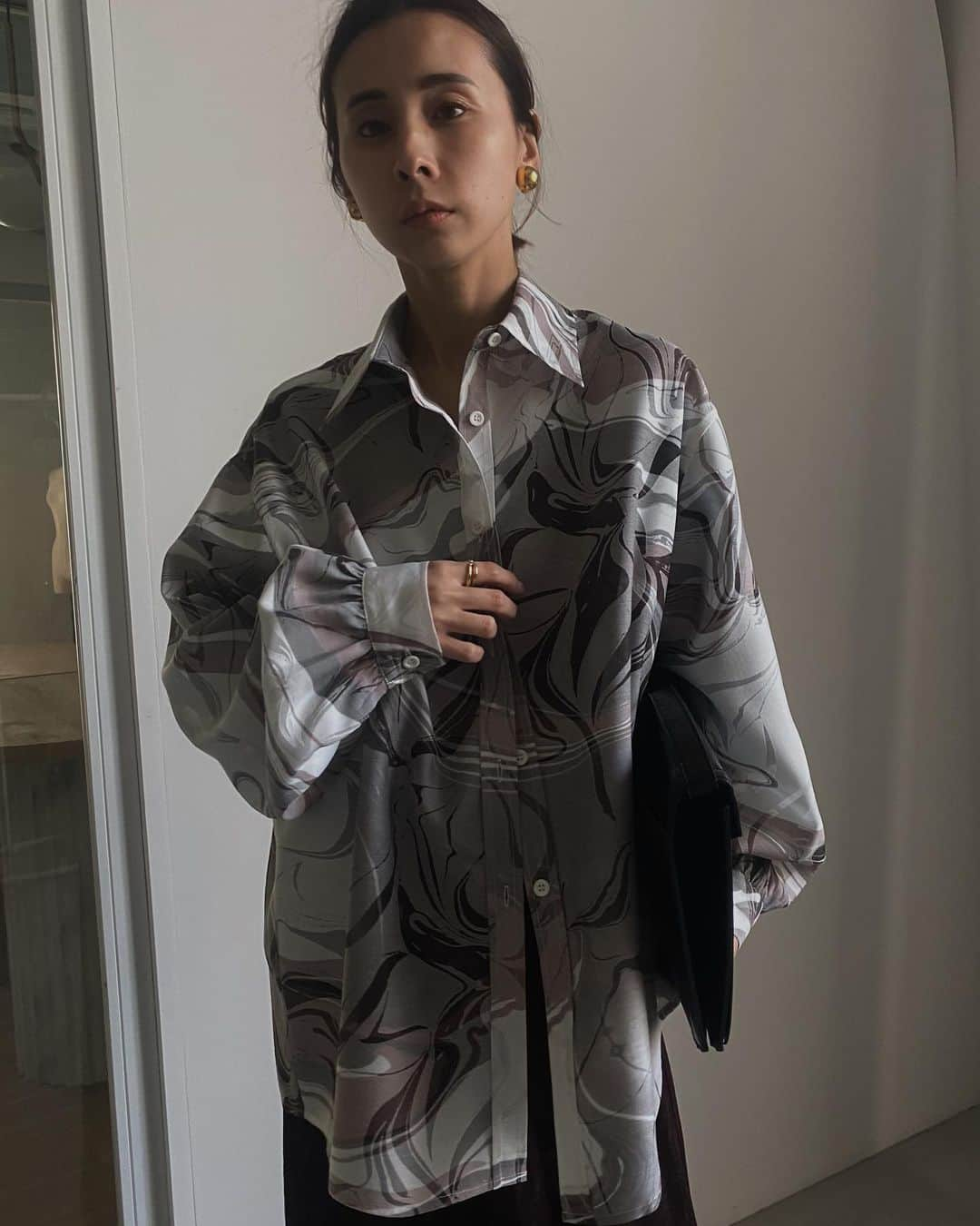 黒石奈央子さんのインスタグラム写真 - (黒石奈央子Instagram)「マノンコーデ。  medi manon shirt ¥16000 5/14 medi elastic jaquard pt ¥15000 5/14 medi back sheer knit top ¥15000 5/11 . . オチ感のあるパンツ欲しくてこちらはお買取しました。  @ameri_shinjuku @amerivintage @ameri_daikanyama @ameri.shinsaibashi  @ameri_omotesando #ameri#amerivintage #fashion #vintagefashion #coordinate#ootd#outfit#osanposnap #705_outfit #大人ファッション #大人コーディネート #大人スタイル #modestyle #modefashion#modecasual」5月5日 15時34分 - blackstone705