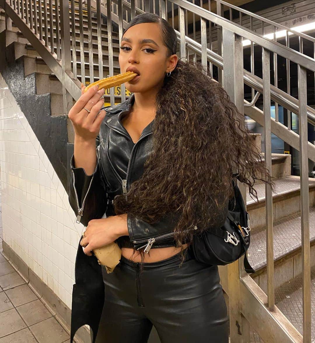 Val Mercadoのインスタグラム：「On my way to go play games 🖤 life is good.」