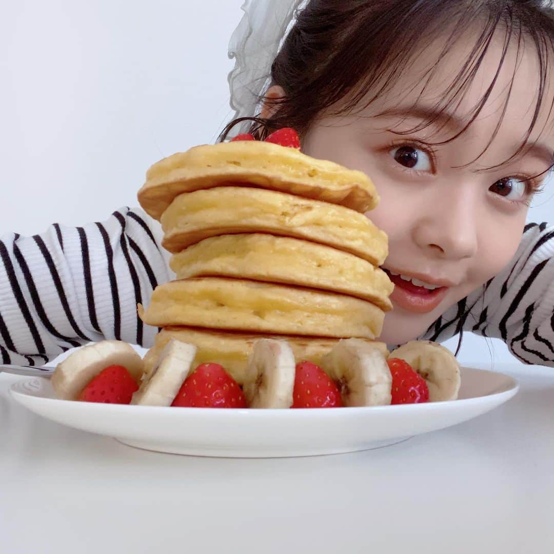 林芽亜里さんのインスタグラム写真 - (林芽亜里Instagram)「🎀﻿ ﻿ ＧＷ10連発第3弾🥞﻿ ﻿ パンケーキからちらりっ。﻿ 今月号のニコラの付録、レピピのパレットを使った﻿ こがしキャラメル♡ハニーパンケーキメイクだよ~！﻿ ﻿ このテーマはめありが考えたんだけどライターさんと相談しながら決めたの楽しかったな🤤﻿ ﻿ イマドキなカラーがたくさん\(◡̈)/﻿ これ一つで色んなメイクができるね🌱﻿ ﻿ #ニコラ #レピピアルマリオ #林芽亜里」5月5日 17時37分 - meari__hayashi