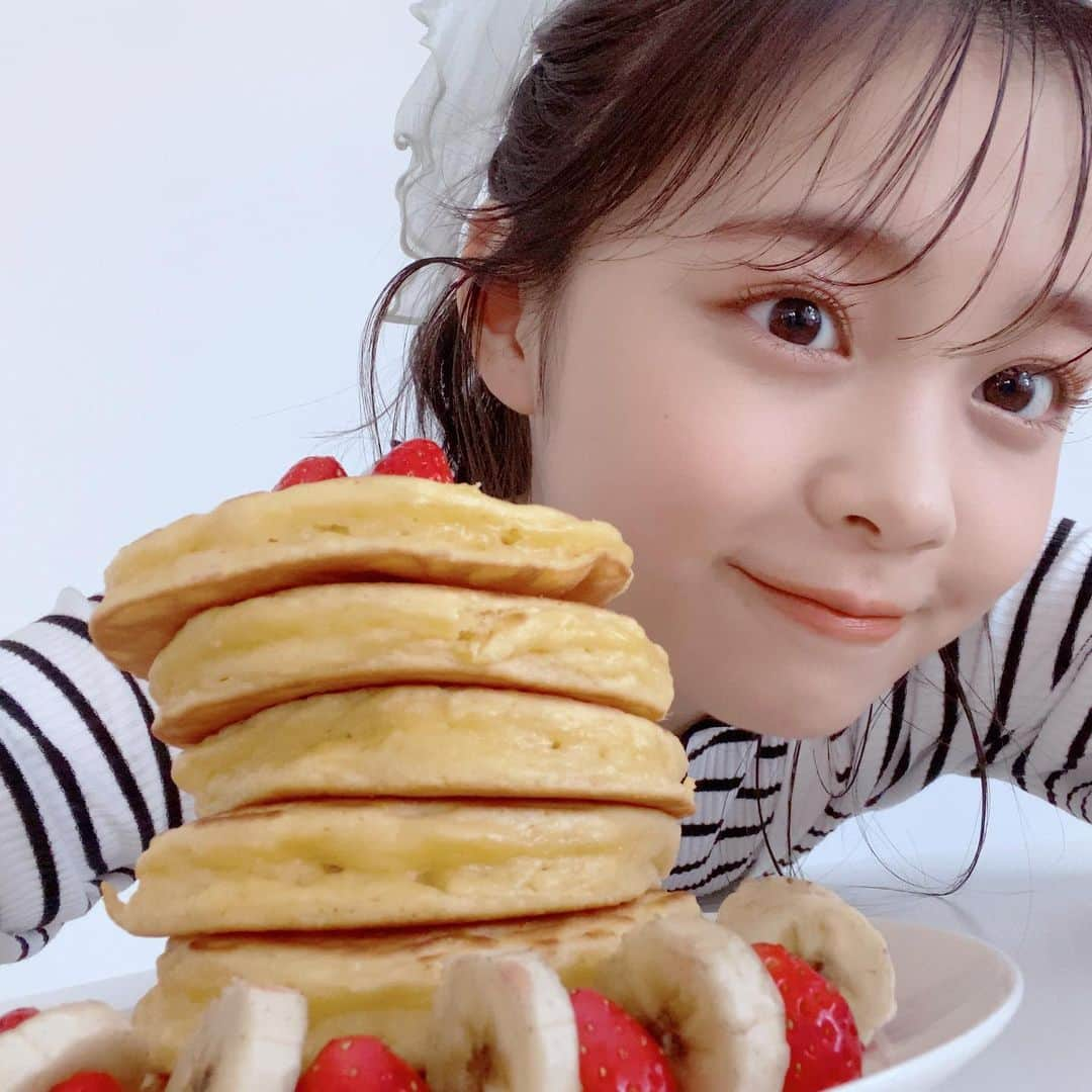 林芽亜里さんのインスタグラム写真 - (林芽亜里Instagram)「🎀﻿ ﻿ ＧＷ10連発第3弾🥞﻿ ﻿ パンケーキからちらりっ。﻿ 今月号のニコラの付録、レピピのパレットを使った﻿ こがしキャラメル♡ハニーパンケーキメイクだよ~！﻿ ﻿ このテーマはめありが考えたんだけどライターさんと相談しながら決めたの楽しかったな🤤﻿ ﻿ イマドキなカラーがたくさん\(◡̈)/﻿ これ一つで色んなメイクができるね🌱﻿ ﻿ #ニコラ #レピピアルマリオ #林芽亜里」5月5日 17時37分 - meari__hayashi