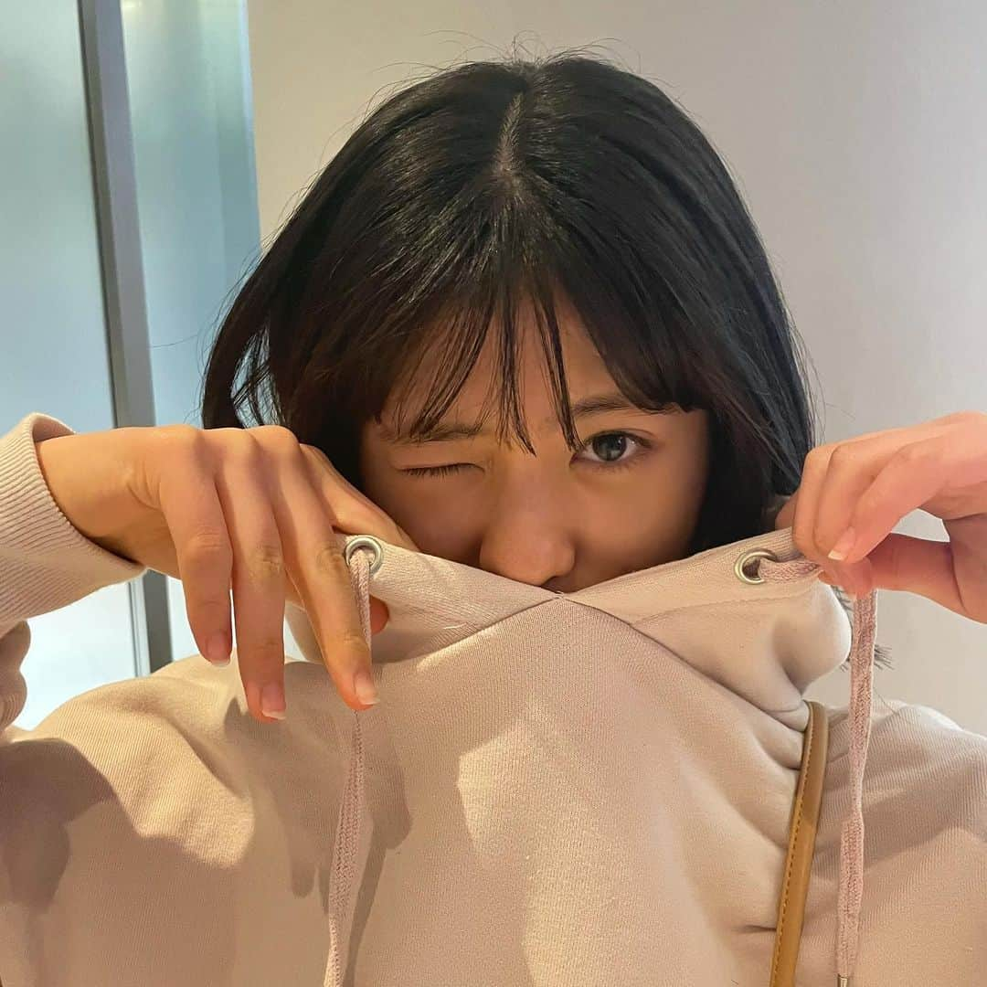 凛美さんのインスタグラム写真 - (凛美Instagram)「◡̈﻿ ﻿ 前にヘアカット行った時の💇‍♀️!!﻿ ﻿ ﻿ ﻿ お洋服たちはタグ付けしました~﻿ ﻿ ﻿ チュールスカートはレピピのでね、﻿ Tシャツのワンピになってるんだけど﻿ 小6?くらいに買ったのにまだ着回ししてる😂﻿ ﻿ ﻿ ﻿ ﻿ 4枚目はここはちゃんがよくやるポーズ👐﻿ あ、今日はココラテのコラボライブありがとうございました笑﻿ まさかのるきと3人で楽しかったですとてもꉂꉂ笑﻿ ﻿ ﻿ ﻿ ﻿ ﻿ ﻿ 個人の方でもみんなとコラボしたいねー♡﻿ ﻿ ﻿ ﻿ #wego#クリアバック#巾着#夏#パーカ#ピンク#niceclaup#チュールスカート#ワンピ#tシャツ#repipiarmario#レピピアルマリオ#ピンクラテ#コラボライブ#ココラテ#ココラテワールド#ココラテ優勝注意報⚠️﻿ #nicola#ニコラ#6月号#ニコモ﻿ #阿部ここは ちゃん#関谷瑠紀 氏#凛美#高1#05_line#中3#リミスマイル」5月5日 17時41分 - rimi_kenon_official