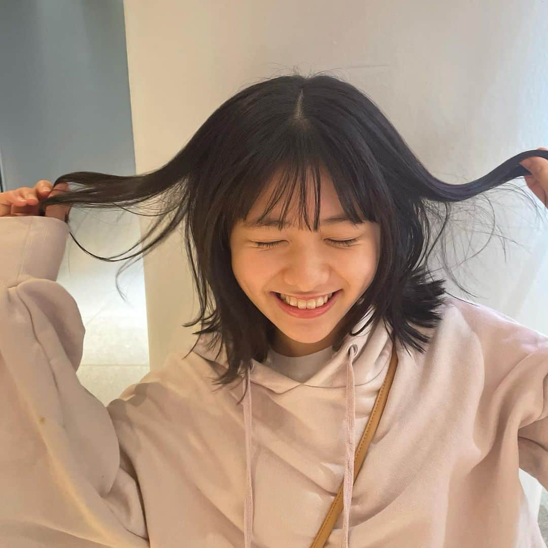 凛美さんのインスタグラム写真 - (凛美Instagram)「◡̈﻿ ﻿ 前にヘアカット行った時の💇‍♀️!!﻿ ﻿ ﻿ ﻿ お洋服たちはタグ付けしました~﻿ ﻿ ﻿ チュールスカートはレピピのでね、﻿ Tシャツのワンピになってるんだけど﻿ 小6?くらいに買ったのにまだ着回ししてる😂﻿ ﻿ ﻿ ﻿ ﻿ 4枚目はここはちゃんがよくやるポーズ👐﻿ あ、今日はココラテのコラボライブありがとうございました笑﻿ まさかのるきと3人で楽しかったですとてもꉂꉂ笑﻿ ﻿ ﻿ ﻿ ﻿ ﻿ ﻿ 個人の方でもみんなとコラボしたいねー♡﻿ ﻿ ﻿ ﻿ #wego#クリアバック#巾着#夏#パーカ#ピンク#niceclaup#チュールスカート#ワンピ#tシャツ#repipiarmario#レピピアルマリオ#ピンクラテ#コラボライブ#ココラテ#ココラテワールド#ココラテ優勝注意報⚠️﻿ #nicola#ニコラ#6月号#ニコモ﻿ #阿部ここは ちゃん#関谷瑠紀 氏#凛美#高1#05_line#中3#リミスマイル」5月5日 17時41分 - rimi_kenon_official