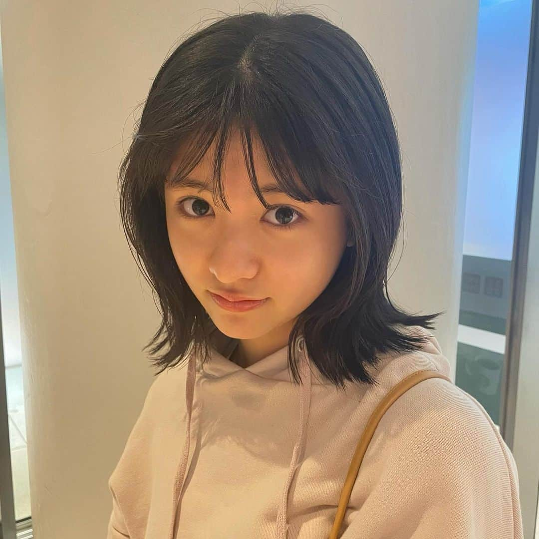 凛美さんのインスタグラム写真 - (凛美Instagram)「◡̈﻿ ﻿ 前にヘアカット行った時の💇‍♀️!!﻿ ﻿ ﻿ ﻿ お洋服たちはタグ付けしました~﻿ ﻿ ﻿ チュールスカートはレピピのでね、﻿ Tシャツのワンピになってるんだけど﻿ 小6?くらいに買ったのにまだ着回ししてる😂﻿ ﻿ ﻿ ﻿ ﻿ 4枚目はここはちゃんがよくやるポーズ👐﻿ あ、今日はココラテのコラボライブありがとうございました笑﻿ まさかのるきと3人で楽しかったですとてもꉂꉂ笑﻿ ﻿ ﻿ ﻿ ﻿ ﻿ ﻿ 個人の方でもみんなとコラボしたいねー♡﻿ ﻿ ﻿ ﻿ #wego#クリアバック#巾着#夏#パーカ#ピンク#niceclaup#チュールスカート#ワンピ#tシャツ#repipiarmario#レピピアルマリオ#ピンクラテ#コラボライブ#ココラテ#ココラテワールド#ココラテ優勝注意報⚠️﻿ #nicola#ニコラ#6月号#ニコモ﻿ #阿部ここは ちゃん#関谷瑠紀 氏#凛美#高1#05_line#中3#リミスマイル」5月5日 17時41分 - rimi_kenon_official