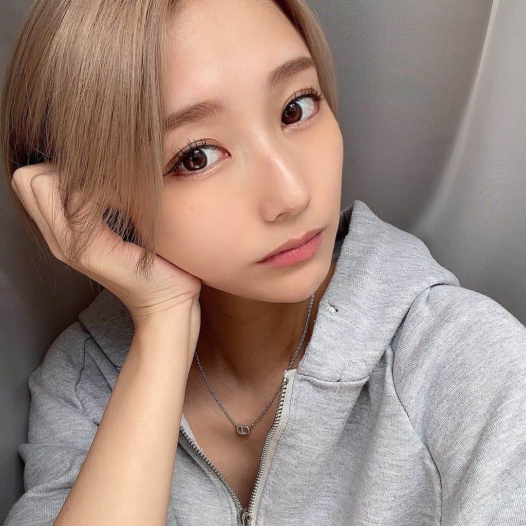 ナナのインスタグラム：「. 一瞬のパツキンあたい 写真で見るより実物白金に近くて、すぐに戻しちゃったけどハイトーンもありだなぁって思った数日でした。 . #ショート女子#ハイトーンショート #キャバ嬢の休日#キャバ嬢#キャバクラ」