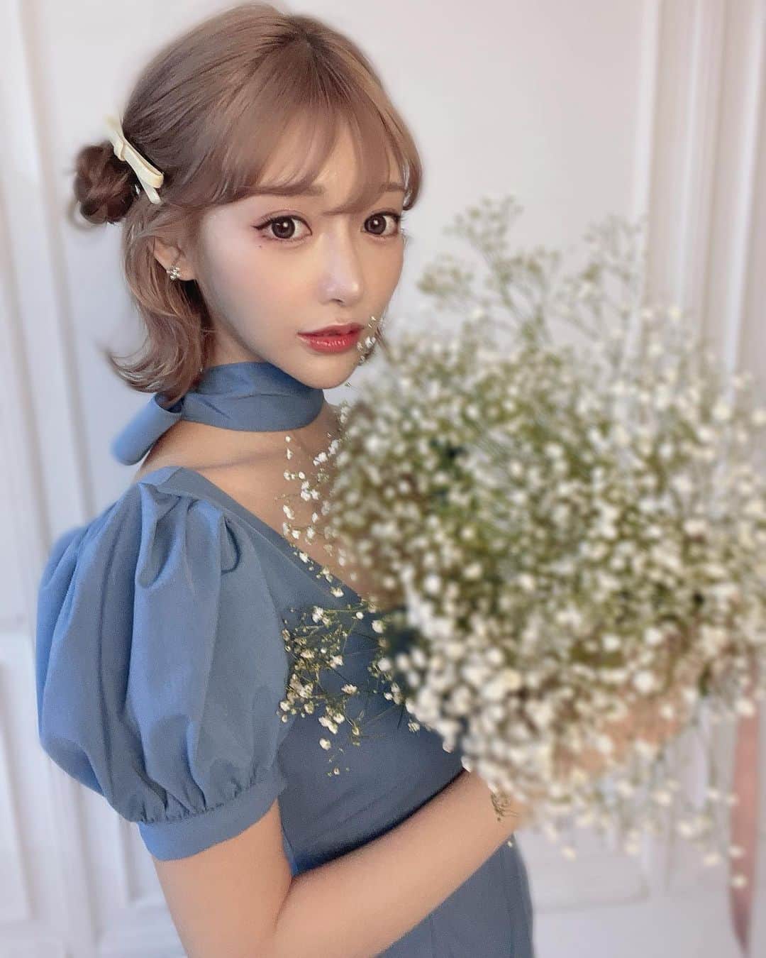 明日花キララのインスタグラム：「マリンオールインワンのご紹介。 女性らしいシルエットでデイリーにも特別なデートにも着れちゃうオールインワンだよ👼🏻🤍 ベージュとマリンブルーの2色展開。 マリンブルーはくすみ感のある青が大人っぽくてかわいくない？🐚🐬🪞 サラっとしてて楽ちんなのに綺麗めスタイルで展示会でも大人気アイテムでしたあ👏🏻👏🏻 付属のリボンはチョーカー合わせ(1.4.5枚目) ウエストマーク合わせ(2.3枚目)で着てみたよ🎀 明日 @cpito_official の着回しインスタライブします！！」