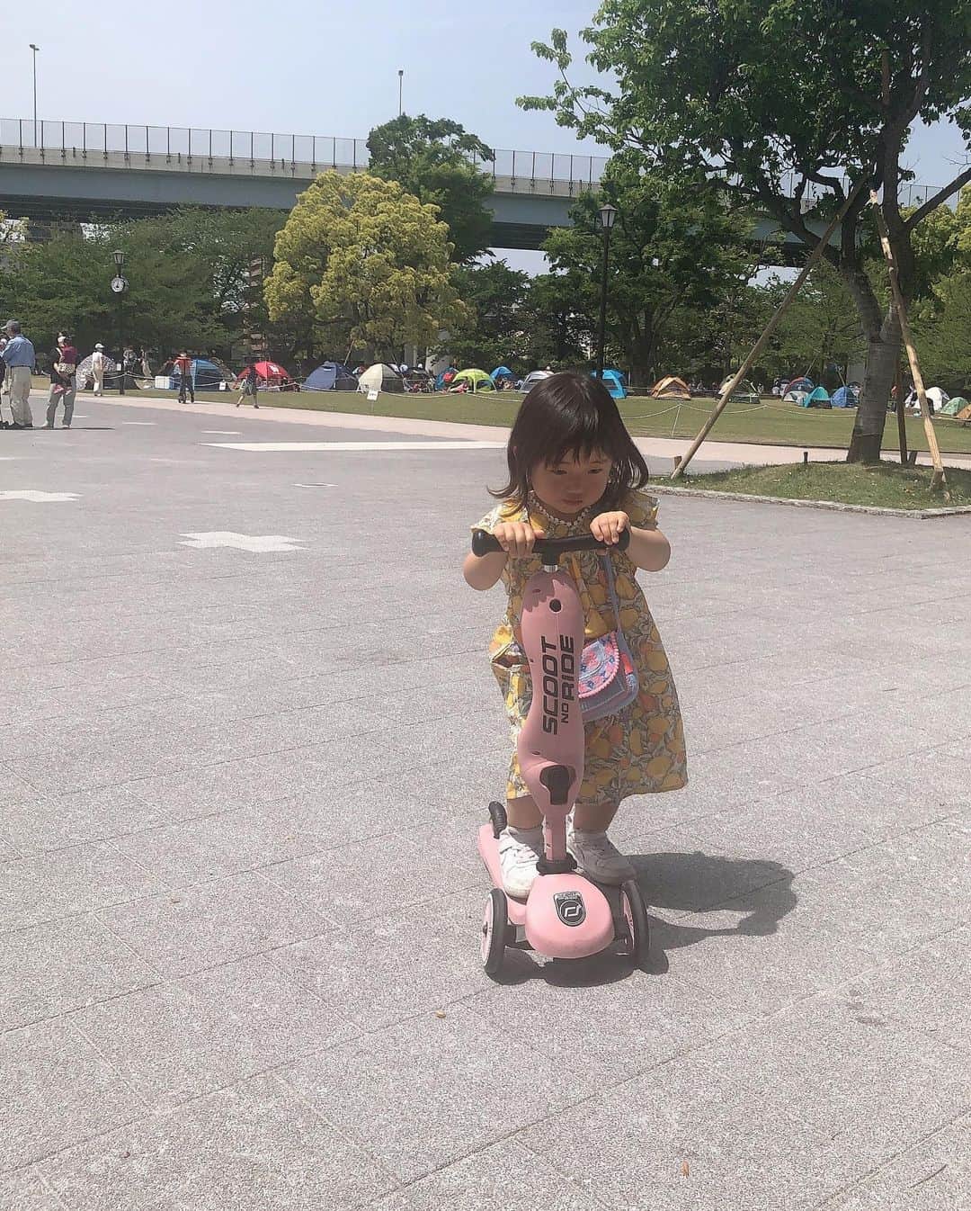 那須久美子さんのインスタグラム写真 - (那須久美子Instagram)「GW🌈  私はGW中昨日だけお休みだったので、一日中娘と遊んでた日⭐️  暑過ぎてもう夏な格好の娘👧💕  小さな小さなバッグから小さなお財布を取り出して、自分でこれください！とかき氷買ってました🍧✨  足りてなかったけど💦  #gw  #人多すぎた　#公園遊び #3歳児　#女の子ママ　#ママ美容室」5月5日 18時05分 - nasu_kumiko