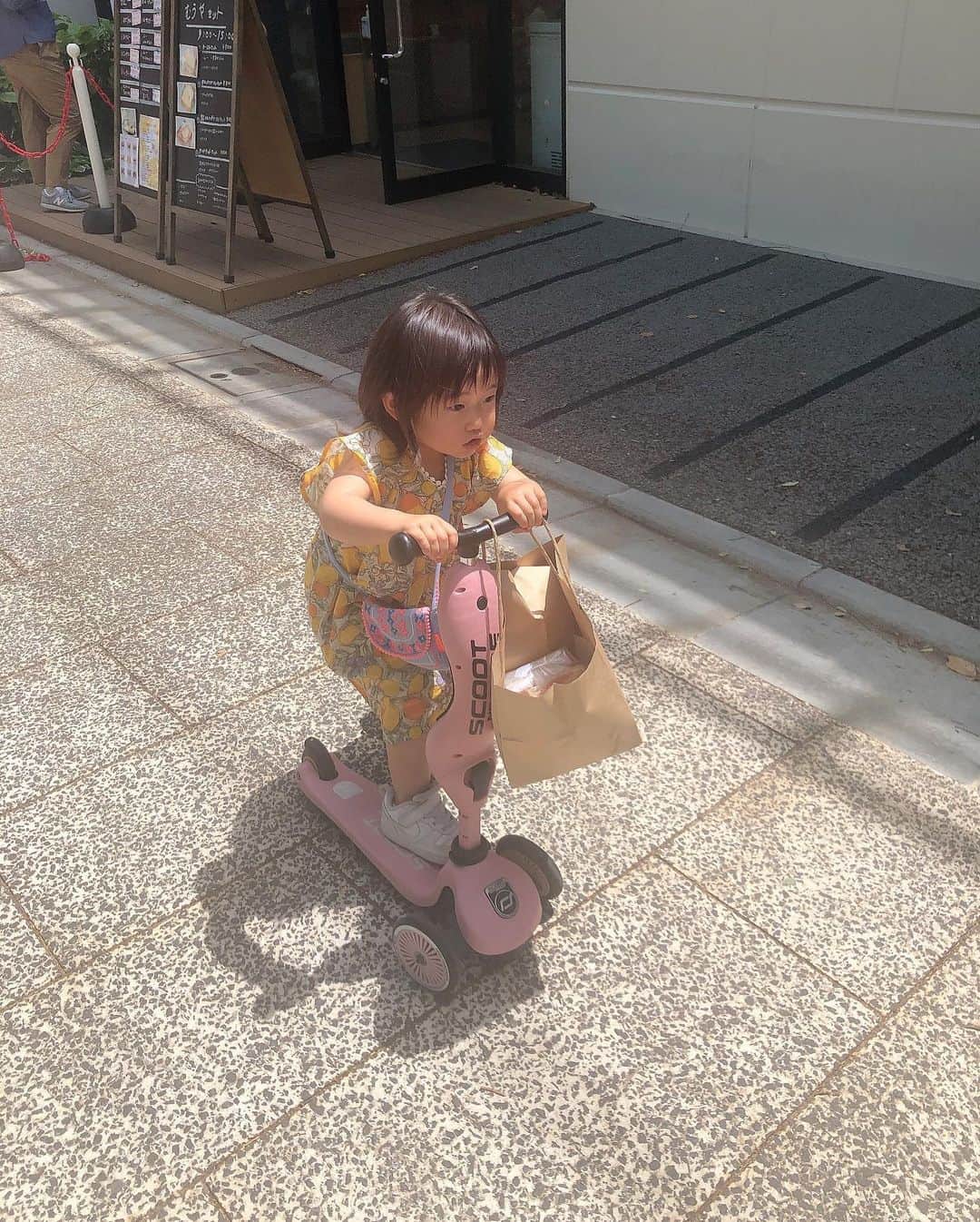 那須久美子さんのインスタグラム写真 - (那須久美子Instagram)「GW🌈  私はGW中昨日だけお休みだったので、一日中娘と遊んでた日⭐️  暑過ぎてもう夏な格好の娘👧💕  小さな小さなバッグから小さなお財布を取り出して、自分でこれください！とかき氷買ってました🍧✨  足りてなかったけど💦  #gw  #人多すぎた　#公園遊び #3歳児　#女の子ママ　#ママ美容室」5月5日 18時05分 - nasu_kumiko