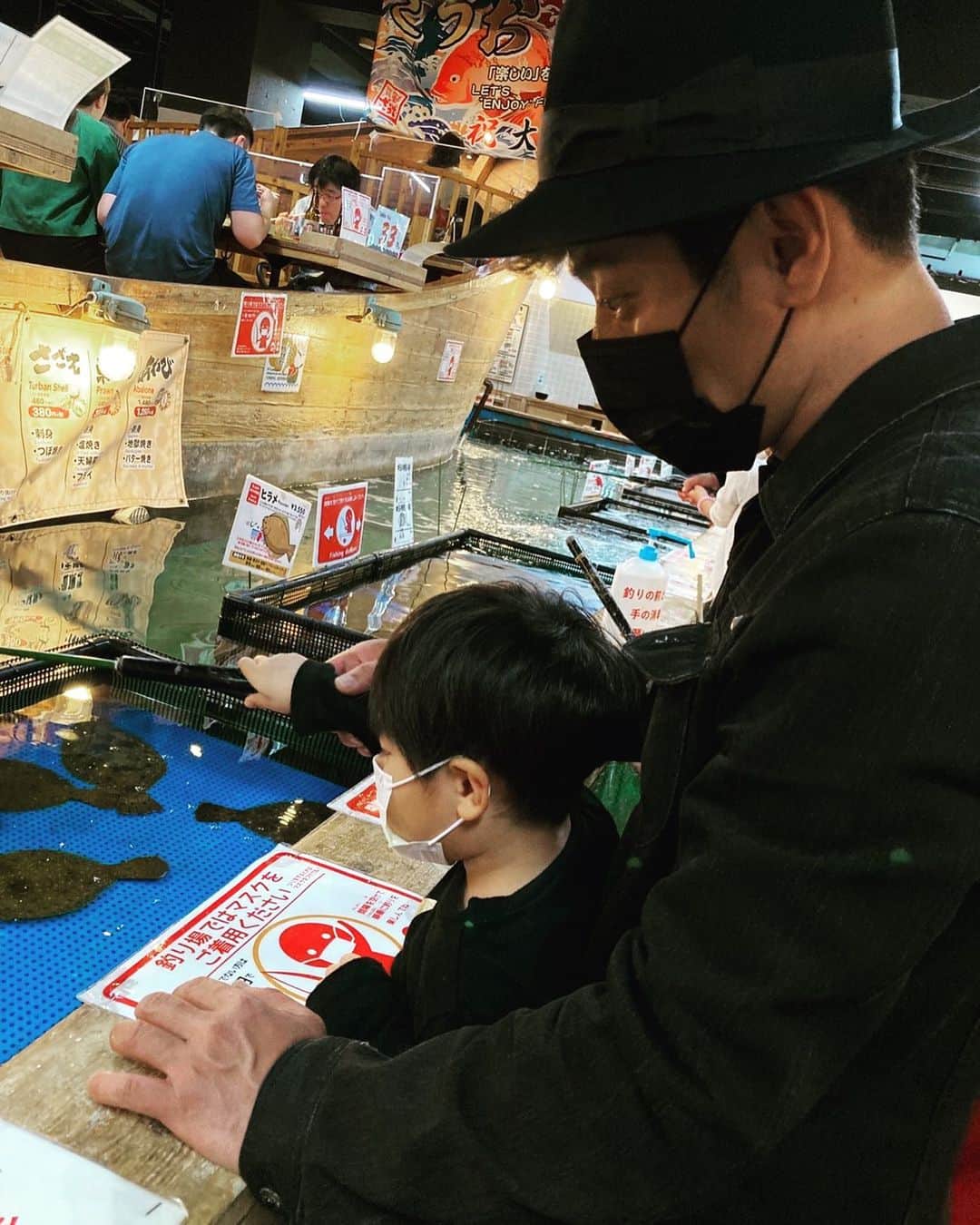 永井佑一郎のインスタグラム：「子供の日に  音吉と魚を釣って  食べれるお店に行って来ました🐟  でも俺も音吉も  一番旨かったのは  カニクリームコロッケでしたww」