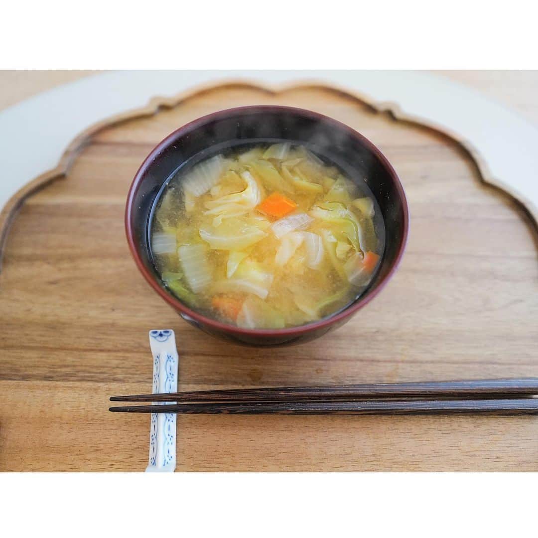 石井美保さんのインスタグラム写真 - (石井美保Instagram)「回復食1日目夜ご飯は、本当はお粥がいいらしいのですが、お粥は作らず、代わりにキャベツ•玉ねぎ•人参をクタクタになるまで煮込んだお味噌汁に。発酵食を積極的に食べるとよいそう。#ファスティング#回復食」5月5日 18時27分 - miho_ishii