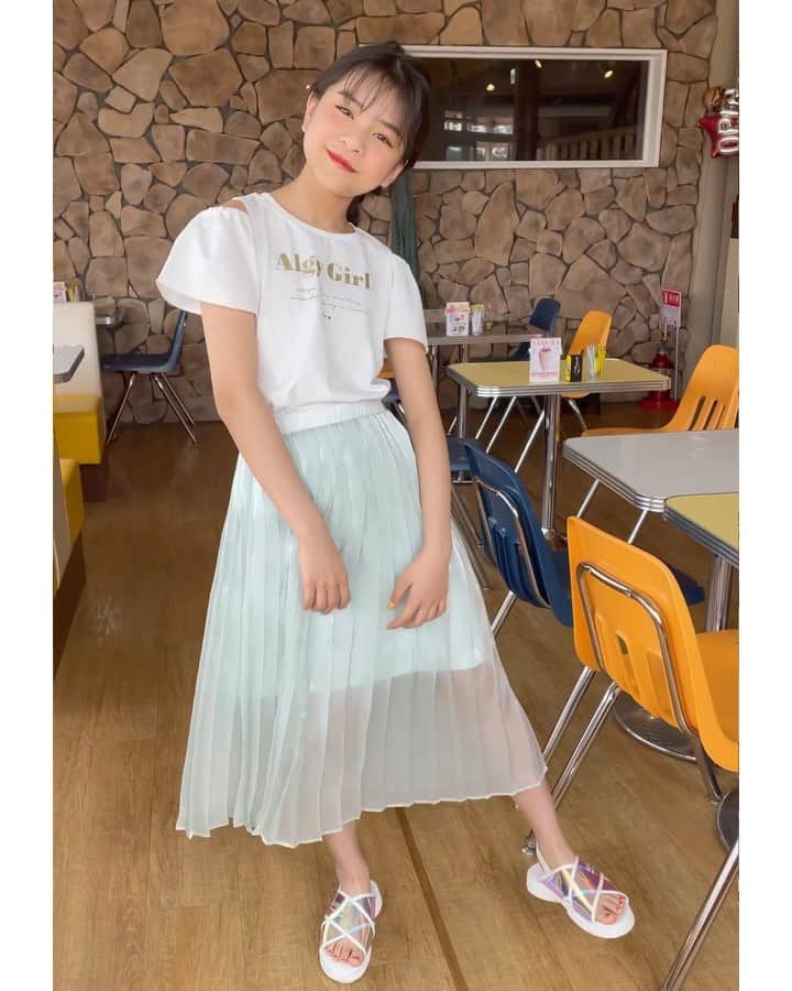 ニコ☆プチのインスタグラム：「. 暖かくなってきたから 涼しげな透けてるスカートがはきたい💗  コハナもひらひらプリーツで ゴキゲンのようです😉💕  Tシャツ、サンダル @algy_official  スカート @lovetoxic_official   #ニコプチ #有坂心花 #アルジー #ラブトキシック #Algy #lovetoxic」