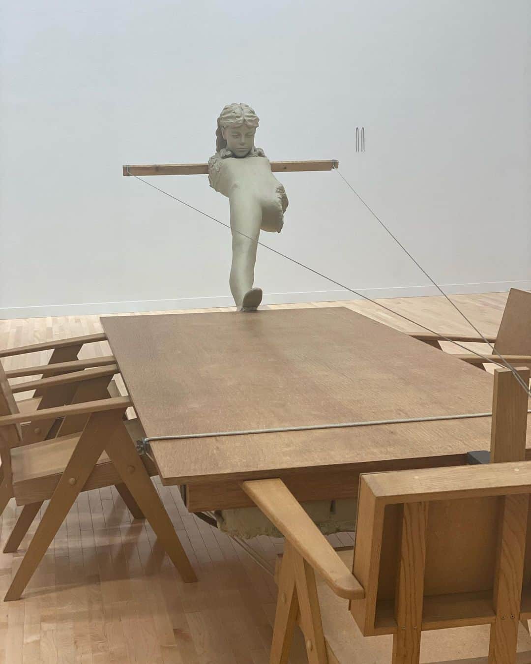大石絵理のインスタグラム：「"The Absence of Mark Manders" 旅色にて公開されています、 無機質な重厚感、生で見た存在感に圧感🖤  大きな作品達ですが とても繊細で、どこか満ち足りなく、まだ見ていたいと求めてしまうような気持ちになりました。 ぜひご覧ください😌」