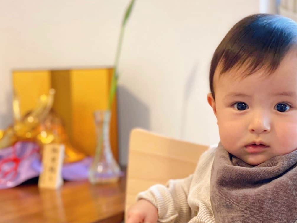 石原あつ美のインスタグラム：「・ 初節句🎏 両親に買ってもらった兜飾って、記念撮影！！ 息子君、柏餅に興味深々でしたが それはまだお預け…笑 代わりに、母さん美味しく頂きました😋 スクスク元気に育ってね♪  #2021#こどもの日 #初節句#兜  #育児 #育児日記 #子育て#子育てグラム  #成長記録 #7ヶ月 #男の子ベビー #7ヶ月ベビー #赤ちゃんのいる生活」