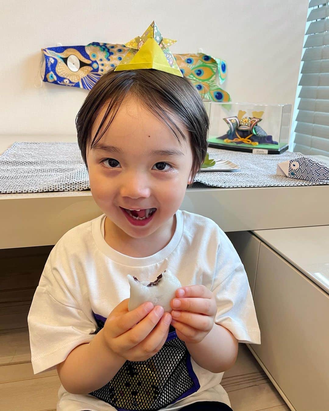 石塚錬さんのインスタグラム写真 - (石塚錬Instagram)「. 👦💬「今日はこどもの日🎏🤸❗️」 #かぶとは折り紙でつくったよ(2枚目)🪖☺️ #はじめて食べた柏餅(こしあん好き)に大ハマり🍡💕 #折り紙で作ったトラが隠れてます🐯見つけられるかな❓ . 👦💬「Today is children's day 🎏🤸❗」 #Children’s Day is an annual holiday held throughout Japan that takes place on May 5th👶 #The helmet was made of origami 🪖☺️ #Many families also display traditional samurai warrior helmets (kabuto)🪖 #I'm really into Kashiwamochi that I ate for the first time🍡💕 . #こどもの日 #鯉のぼり #兜 #柏餅 #Children's day #carpstreamer #helmet #어린이날　#투구　#잉어 #วันเด็ก #ปลาคาร์พลำแสง #Hari Anak #helm #pita ikan mas #儿童节 #头盔 #年糕 #石塚錬 #成長日記 #ishizukaren #renishizuka #이시즈카렌」5月5日 19時00分 - ishizuka_ren