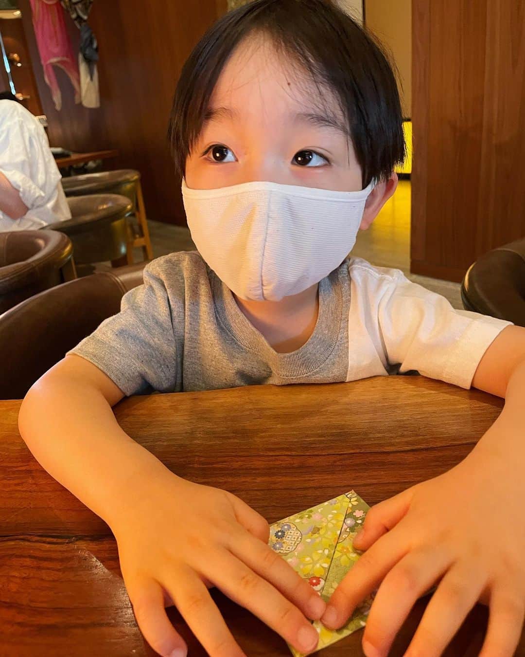 石塚錬さんのインスタグラム写真 - (石塚錬Instagram)「. 👦💬「今日はこどもの日🎏🤸❗️」 #かぶとは折り紙でつくったよ(2枚目)🪖☺️ #はじめて食べた柏餅(こしあん好き)に大ハマり🍡💕 #折り紙で作ったトラが隠れてます🐯見つけられるかな❓ . 👦💬「Today is children's day 🎏🤸❗」 #Children’s Day is an annual holiday held throughout Japan that takes place on May 5th👶 #The helmet was made of origami 🪖☺️ #Many families also display traditional samurai warrior helmets (kabuto)🪖 #I'm really into Kashiwamochi that I ate for the first time🍡💕 . #こどもの日 #鯉のぼり #兜 #柏餅 #Children's day #carpstreamer #helmet #어린이날　#투구　#잉어 #วันเด็ก #ปลาคาร์พลำแสง #Hari Anak #helm #pita ikan mas #儿童节 #头盔 #年糕 #石塚錬 #成長日記 #ishizukaren #renishizuka #이시즈카렌」5月5日 19時00分 - ishizuka_ren