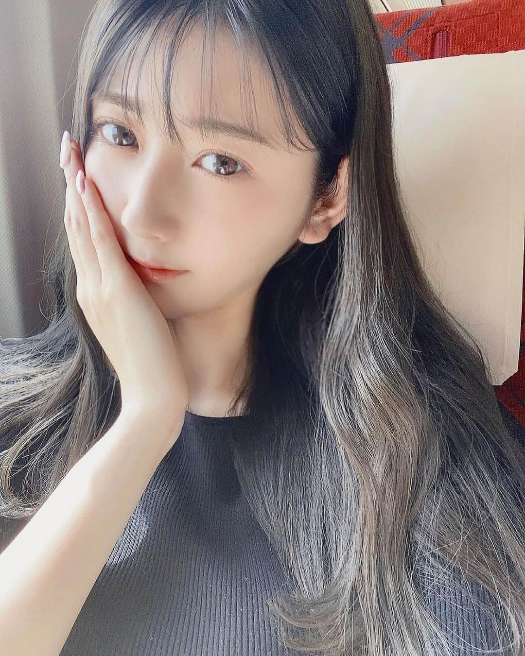 森田ワカナのインスタグラム：「ロングが好評なので このまま伸ばし続けたいと思います😇🙏🏻  アッシュ系の色って初めてしたけど、 とても可愛くてお気に入りになった〜〜🌹🌹 透明感が出る気がする！笑」