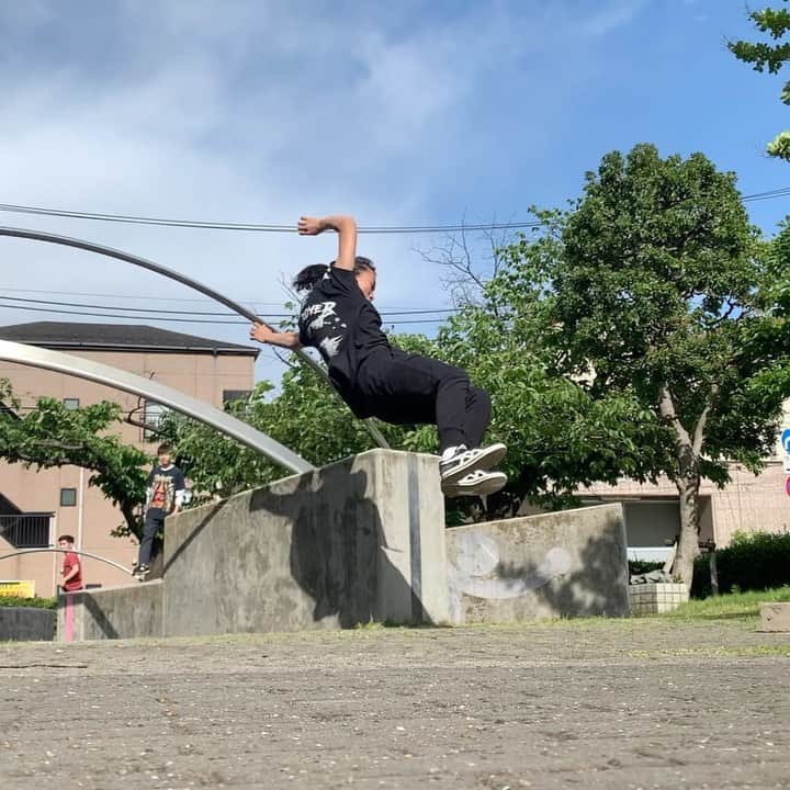 山本華歩のインスタグラム：「Fun swing things🥰 Before it started raining. First line is for the #tmpstonlines 🤤 👕 @themotusprojects   #パルクール #parkour @tempestfreerunning」