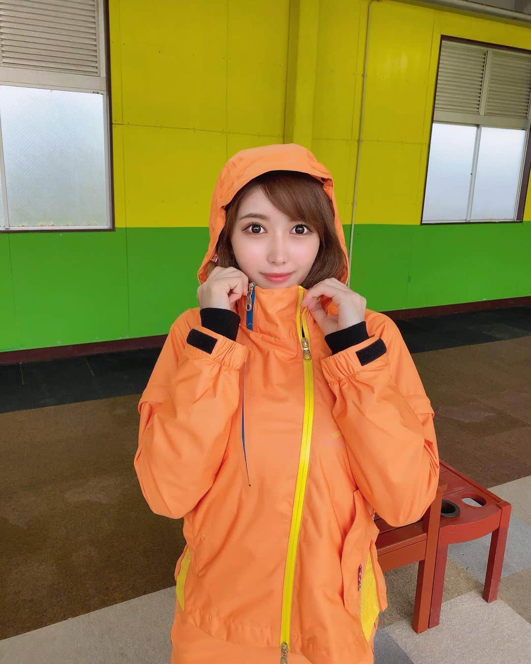 のインスタグラム：「. 今日は風強いし雨降ってくるしで冷えてましたね〜🥺☔️ . てるてる坊主ならぬ、てるまゆ坊主🙄🧡 派手レインウェアちゃん🧡 かわいいんだけど、スカートがミニすぎてコースで着ることはないかも、、🤣☔️ . 私は愛犬と、こどもの日のお祝いでちょこっとお出かけしました☺️🐶💓 インスタライブきてくださった方ありがとうございました✨ . #ゴルフ女子#ゴルフ初心者#ゴルフ#ゴルフ好き#ゴルフ好きな人と繋がりたい#ごるふ女子#ゴルフウェア#ゴルフコーデ#レインウェア#雨ゴルフ#golf#golfstagram#golfgirl#golfwear#golflife#markandlona」