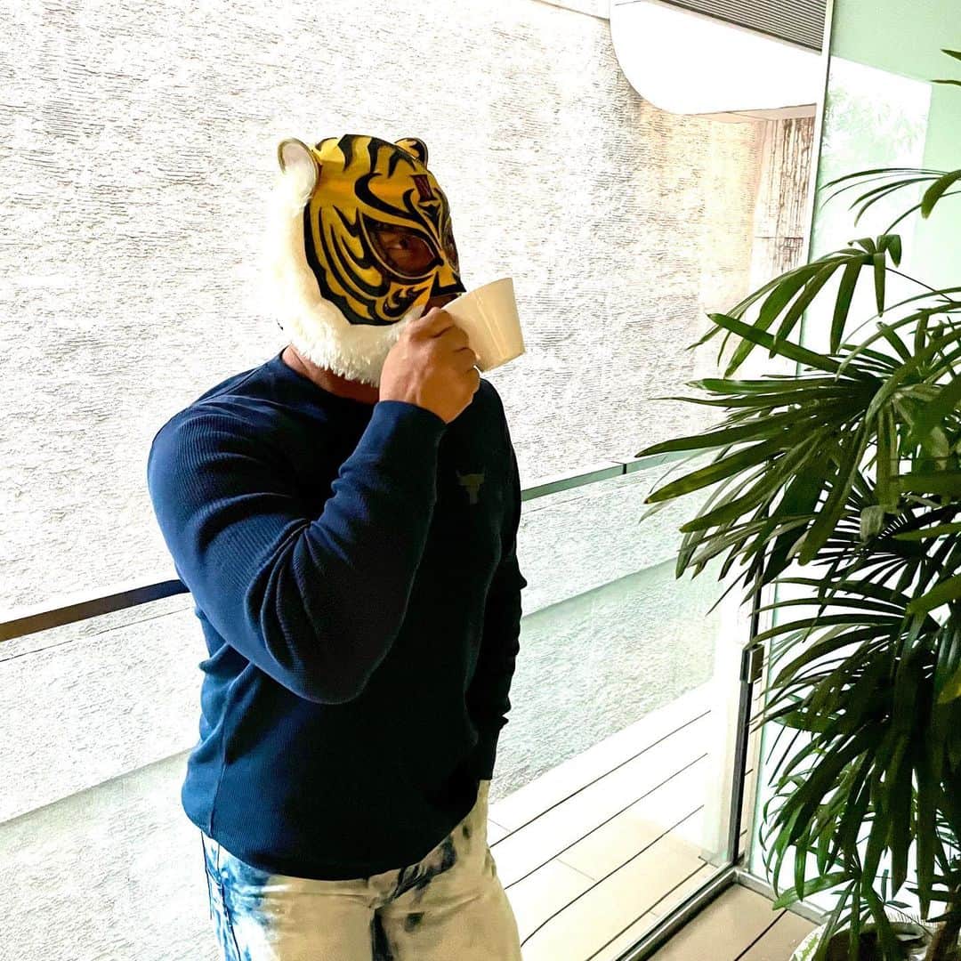 タイガーマスクさんのインスタグラム写真 - (タイガーマスクInstagram)「コーヒータイム☕️ 気取ってみました😆 #タイガーマスク #tigermask #njpw #コーヒータイム」5月5日 19時52分 - tigermask.njpw_official