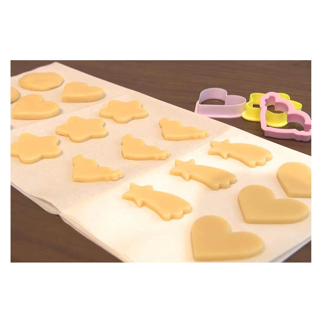 白戸ゆめのさんのインスタグラム写真 - (白戸ゆめのInstagram)「🍪 . おうち時間に手作りクッキー😋 ルーヴの生地さすがのおいしさでした✨ オンラインストアで全国から購入できます！ . 好きな型で抜いたり チョコペンでデコレーションしたり🎀 . 感謝の気持ちを伝えるには やっぱり手作りが1番ですね💐 . きょう放送のニュースパ 暮らしのアイデアパークでお伝えしました😺 皆さんも家族みんなで 楽しみながら作ってみて下さい！ . あ、そういえばまだ ニュースパのインスタをフォローしてない方！ 今すぐにしてください🙊🙊笑 @newspark_ksb  . #お取り寄せ #手作り #キット #手作りお菓子 #クッキー #ルーヴ @lowecake #ksb #news #newspark #ニュースパ #暮らしのアイデア #アイデアパーク #母の日」5月5日 20時01分 - yumeno.s_