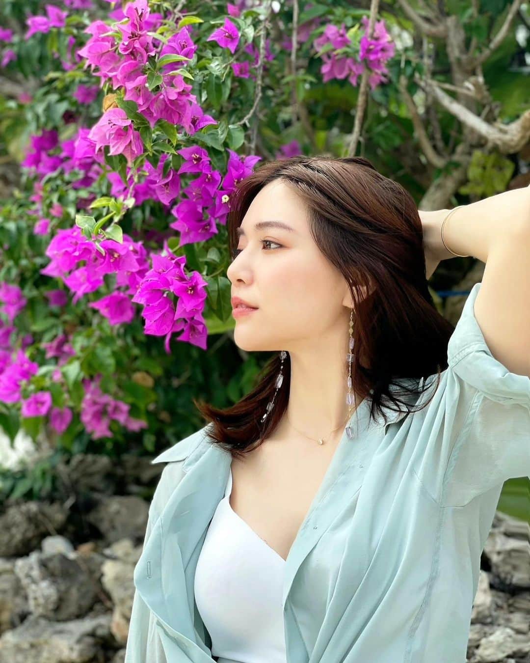 のインスタグラム：「こんばんは✨ . 昨年冬の親子旅の思い出の場所、竹富島💕 嬉しいことにまた撮影で再訪できました🥺 . 両親と一緒に撮った泉屋さんの前でまた写真を✨ 花のアーチと石垣が竹富島らしくて大好きな場所🌺今回自転車でロケハンしたのですが、私の中ではここが一番綺麗でした✨ . 沖縄に来る前に伺った @hada__lounge ✨月額制の美容クリニックで、毎日美容内服薬、オンライン診療、肌チェック、月3回美容注射またはプラズマシャワー、月1回ハイフかマッサージピールかハイドラが受けれるの🥺✨ とにかく高品質なサービスなのに破格！ いろんな美容を経験してるからこそ、すごいの一言です！笑 . おかげで肌の調子がすこぶる良い🙆‍♀️仕事終わりに美容注射行くんだ✌️表参道から近いので通いやすいのも嬉しいです💕 . shirts&pants... @mercuryduo_com  inner... @uniqlo_jp  bag... @loewe  sandals... @zara  . マーキュリーの昨年のシアーシャツに今年の柄パンツを合わせました♡色と柄が夏らしくてかわいいでしょ💕 ユニクロのインナーは今日明日セールだったのでまたまとめ買いしました🙆‍♀️ . 昨日の着飾る恋には理由があって、きゅんきゅんしましたねぇ🥺デジタルデトックスキャンプ行きたくなりました☺️笑 明日からまたお仕事頑張っていきましょ❣️ . #沖縄 #沖縄旅行 #okinawa #沖縄観光 #竹富島 #taketomiisland #taketomi #美容 #スキンケア #肌質改善 #美容サロン #hadalounge #ハダラウンジ #フェイシャル #フェイシャルエステ #mercuryduo #マーキュリーデュオ #リゾート #母の日 #お花のある暮らし #思い出の場所 #思い出 #ファンデーション #メイク #ナチュラルメイク #着飾る恋には理由があって #インスタグラマー #デジタルデトックス #キャンプ #ドラマ」