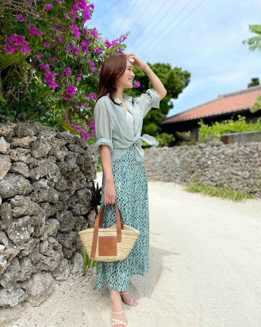 石井里奈さんのインスタグラム写真 - (石井里奈Instagram)「こんばんは✨ . 昨年冬の親子旅の思い出の場所、竹富島💕 嬉しいことにまた撮影で再訪できました🥺 . 両親と一緒に撮った泉屋さんの前でまた写真を✨ 花のアーチと石垣が竹富島らしくて大好きな場所🌺今回自転車でロケハンしたのですが、私の中ではここが一番綺麗でした✨ . 沖縄に来る前に伺った @hada__lounge ✨月額制の美容クリニックで、毎日美容内服薬、オンライン診療、肌チェック、月3回美容注射またはプラズマシャワー、月1回ハイフかマッサージピールかハイドラが受けれるの🥺✨ とにかく高品質なサービスなのに破格！ いろんな美容を経験してるからこそ、すごいの一言です！笑 . おかげで肌の調子がすこぶる良い🙆‍♀️仕事終わりに美容注射行くんだ✌️表参道から近いので通いやすいのも嬉しいです💕 . shirts&pants... @mercuryduo_com  inner... @uniqlo_jp  bag... @loewe  sandals... @zara  . マーキュリーの昨年のシアーシャツに今年の柄パンツを合わせました♡色と柄が夏らしくてかわいいでしょ💕 ユニクロのインナーは今日明日セールだったのでまたまとめ買いしました🙆‍♀️ . 昨日の着飾る恋には理由があって、きゅんきゅんしましたねぇ🥺デジタルデトックスキャンプ行きたくなりました☺️笑 明日からまたお仕事頑張っていきましょ❣️ . #沖縄 #沖縄旅行 #okinawa #沖縄観光 #竹富島 #taketomiisland #taketomi #美容 #スキンケア #肌質改善 #美容サロン #hadalounge #ハダラウンジ #フェイシャル #フェイシャルエステ #mercuryduo #マーキュリーデュオ #リゾート #母の日 #お花のある暮らし #思い出の場所 #思い出 #ファンデーション #メイク #ナチュラルメイク #着飾る恋には理由があって #インスタグラマー #デジタルデトックス #キャンプ #ドラマ」5月5日 20時20分 - ri7tin1025