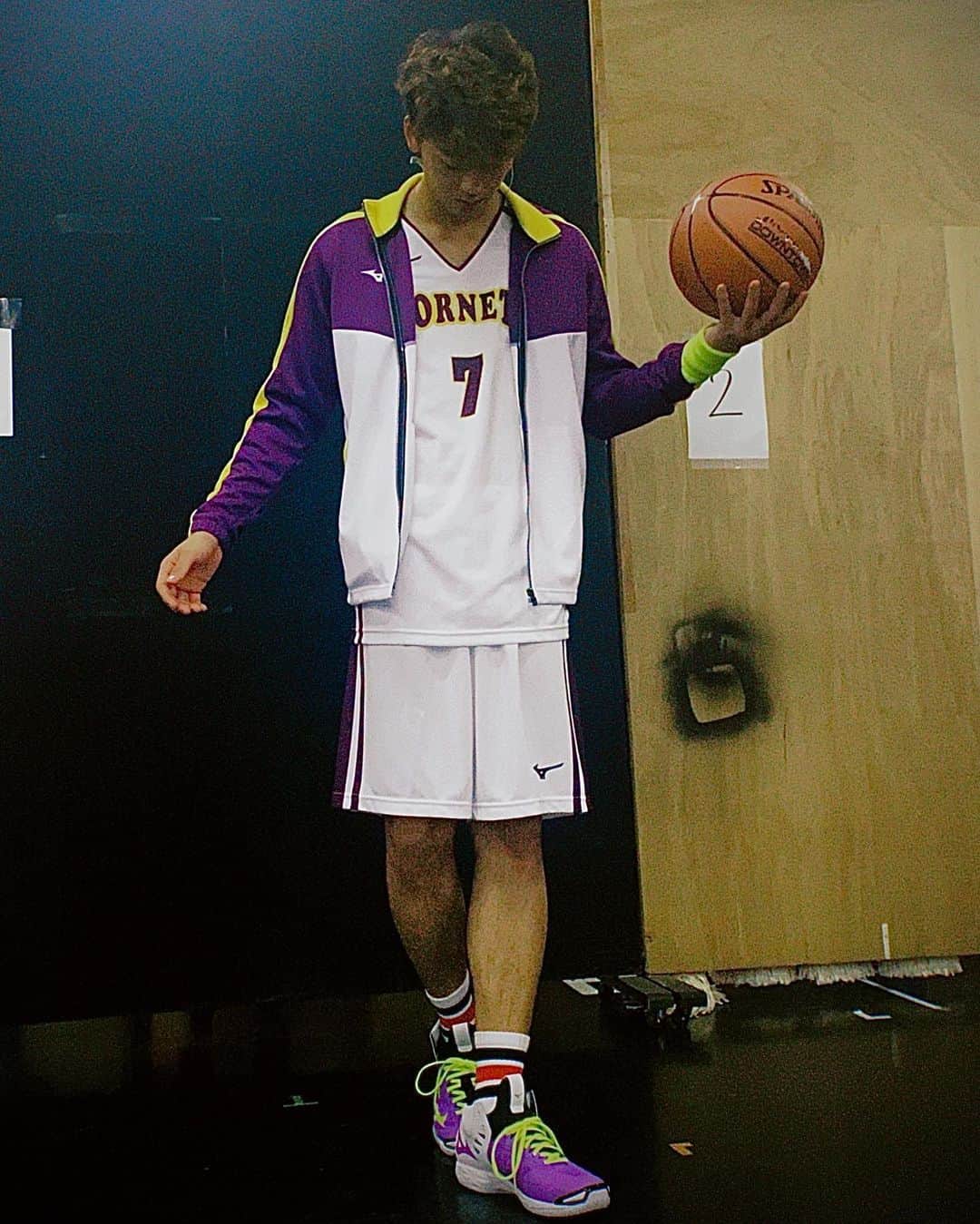 竹内涼真のインスタグラム：「明日　日本テレビ『スッキリ』で　   　　　　　musical #17again   の楽曲を清塚信也さんとコラボして生披露します。  僕らのミュージカルの曲を開幕前に知って頂きたい❗️そんな気持ちから立ち上がった企画です。　気持ちを込めて歌いますので少しでも熱量が伝わったらいいなと。  AM:9:00〜から　お楽しみに…🏀  ちなみにこの衣装… #mizuno さんの特注です❗️最高でしょ✨　  17againモデル❤️ ヤバすぎ　かっこいい　  mizunoさん感謝しています🙏」