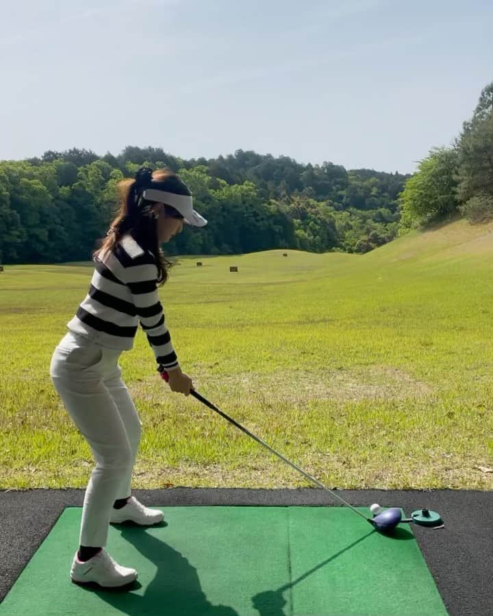 KAGAWACHIHOのインスタグラム：「ラウンド前の練習🏌️‍♀️⛳️  ゴルフ始めてもうすぐ1年...💭  どうしたら上手くなりますかー😆🙌？笑  スイングのアドバイスお待ちしております🙇‍♀️⛳️  #golfstagram#golfswing#golf#ゴルフスイング」